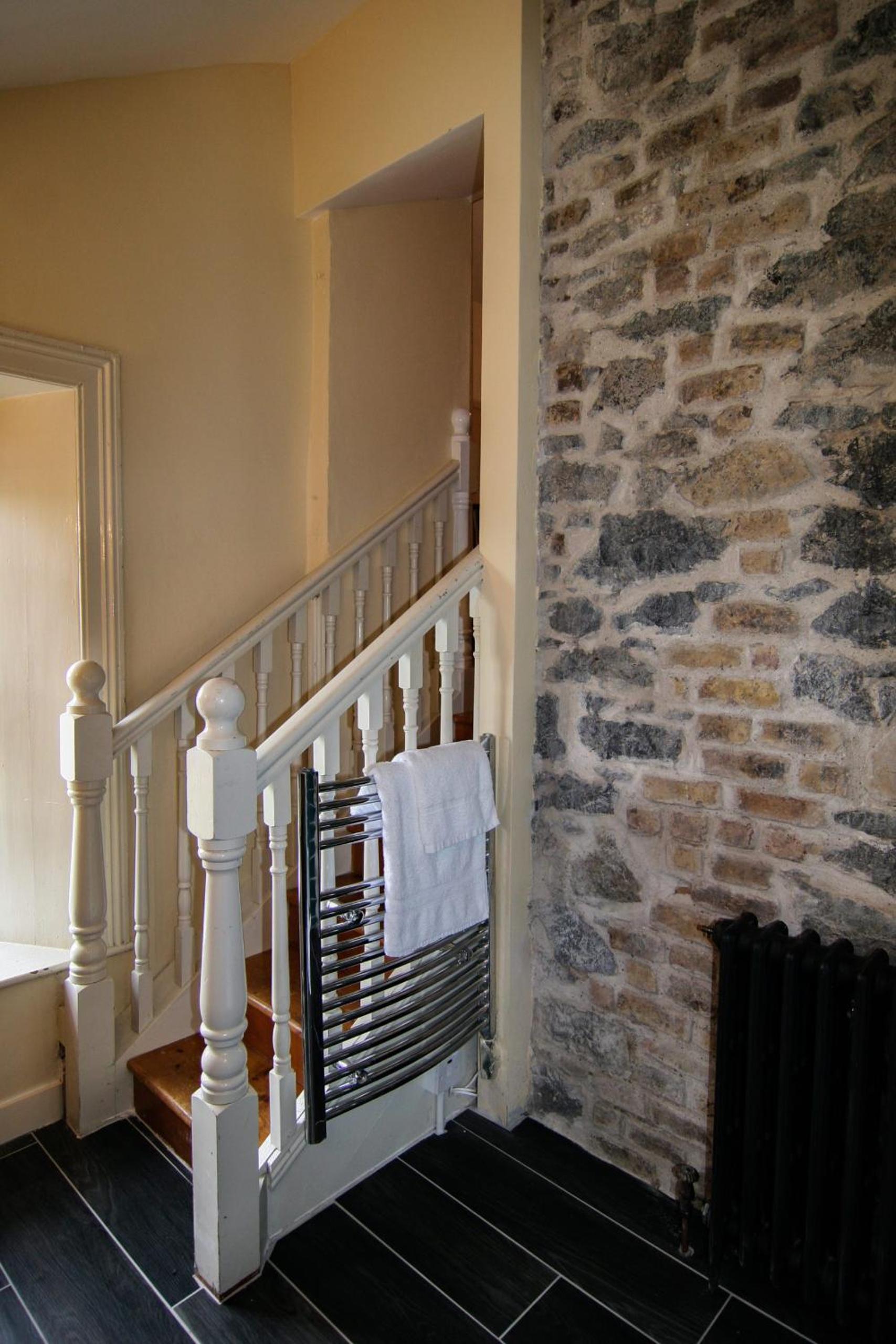 Six-Bedroom House - Photo 11