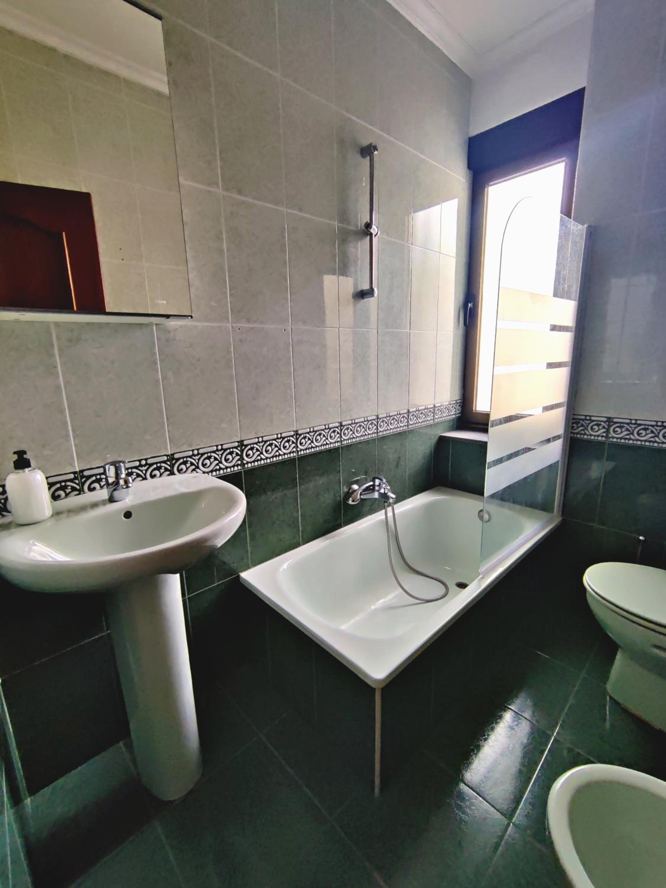 Quadruple Room with Private Bathroom - Photo 6