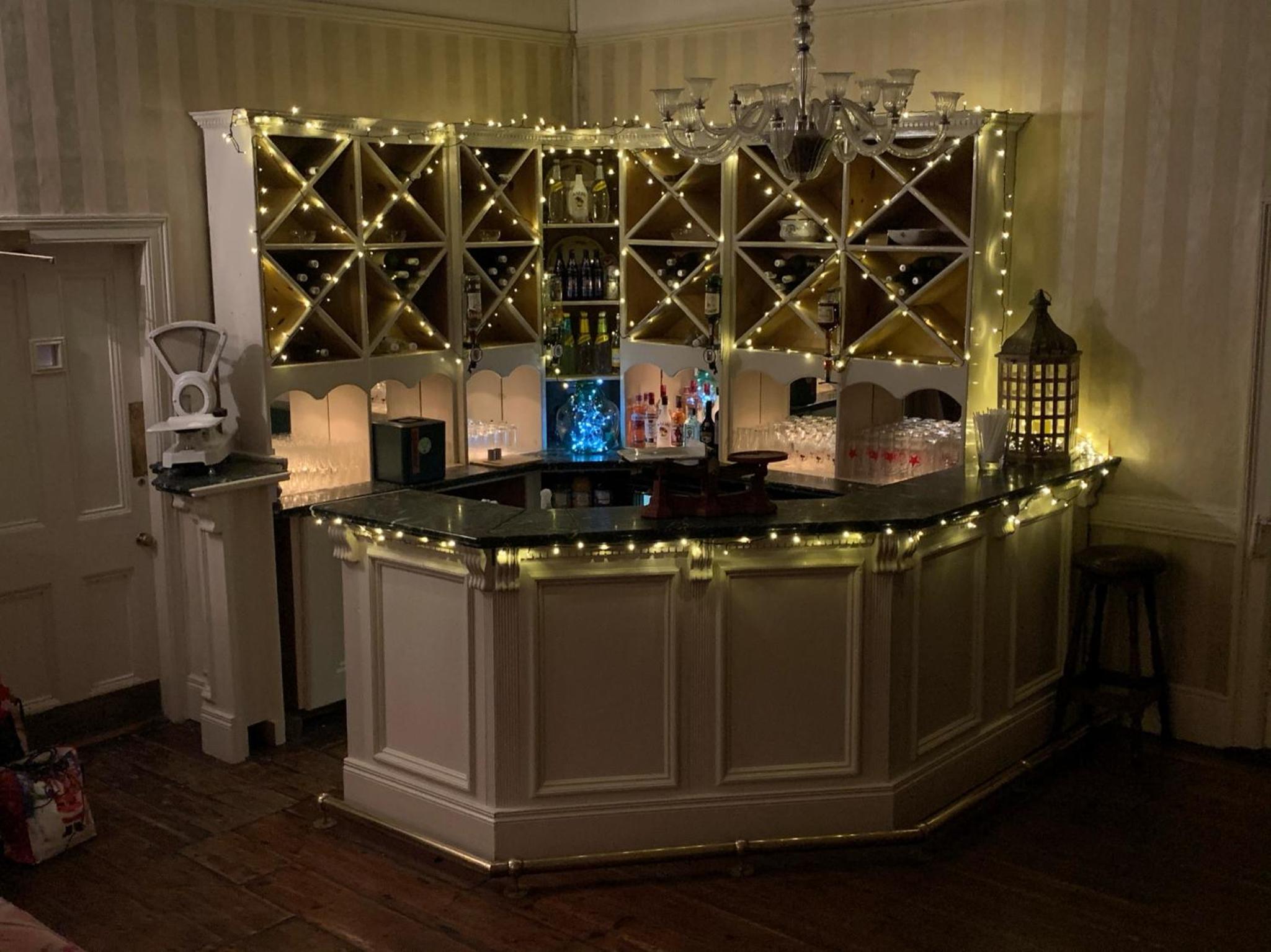 Six-Bedroom House - Photo 12