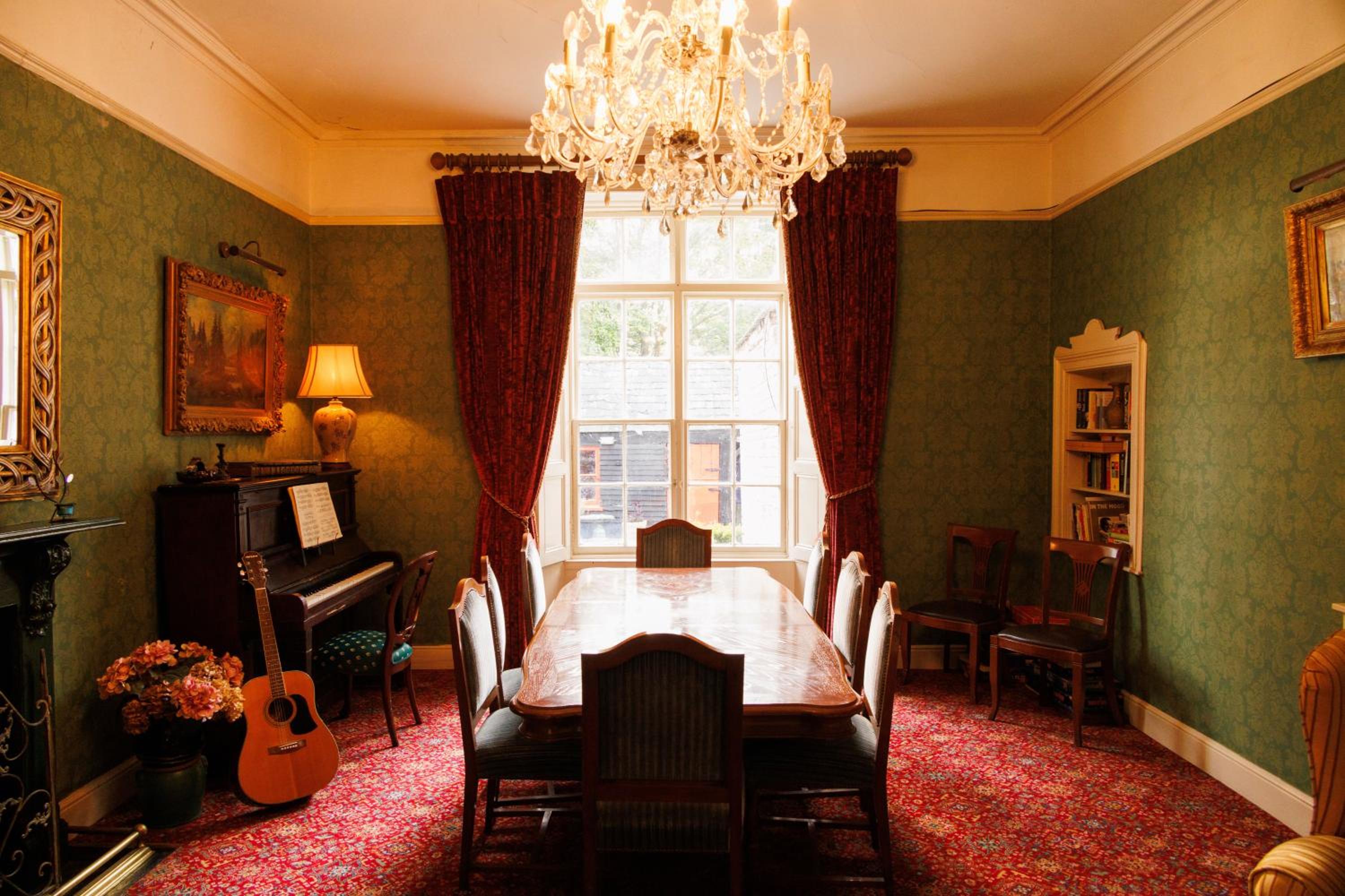 Six-Bedroom House - Photo 19
