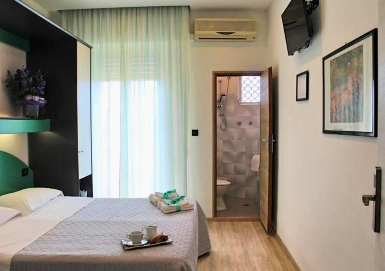 Budget Double Room - Photo 7