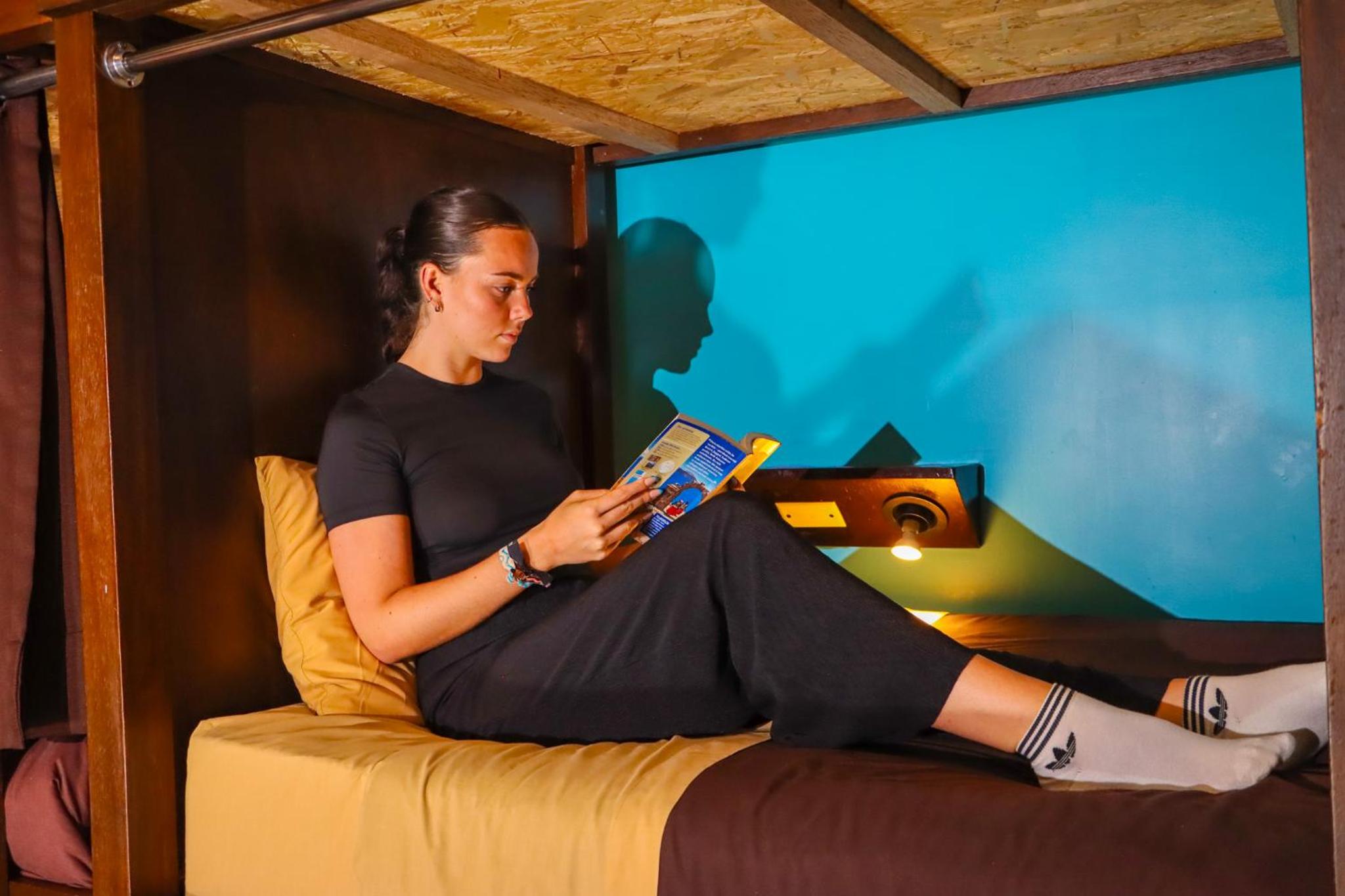 Deluxe Pod-Style 16-Bed Dormitory Room with Shared Bathroom photo 3