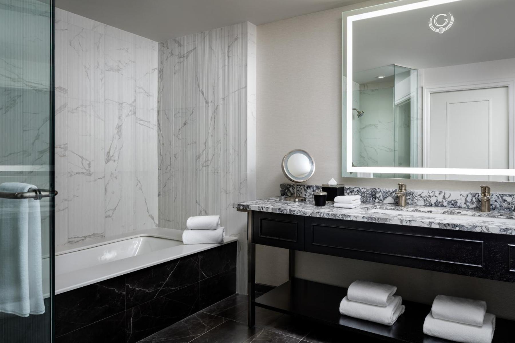 Guest room, 1 King, City view - Photo 2