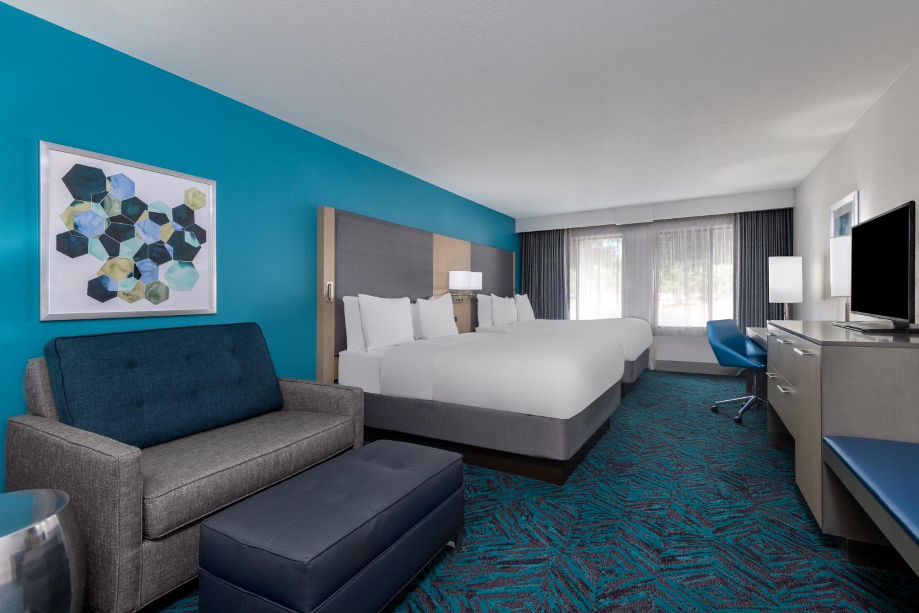 Premium Queen Room with Two Queen Beds - Non-Smoking - Photo 5