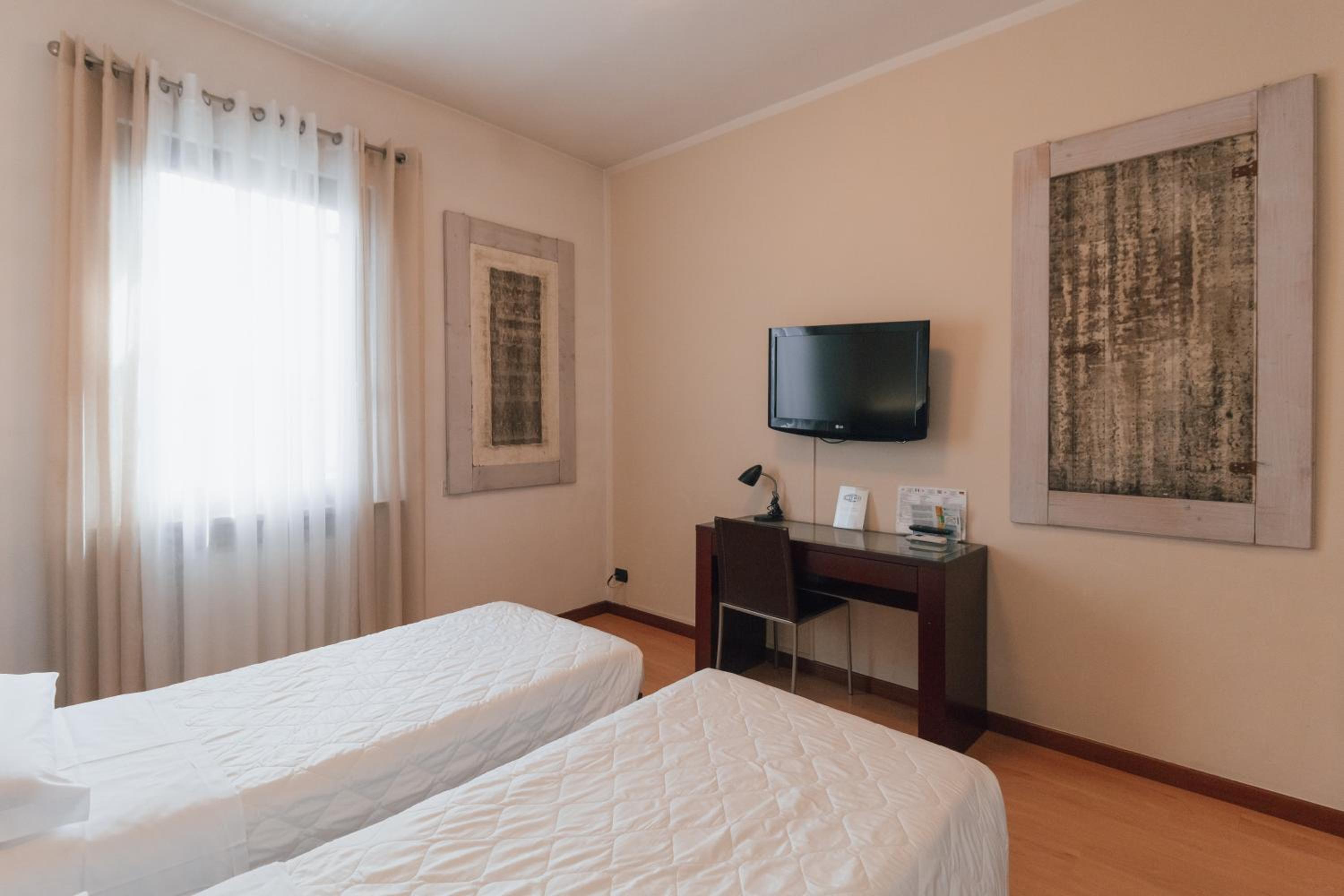 Twin Room - Photo 4