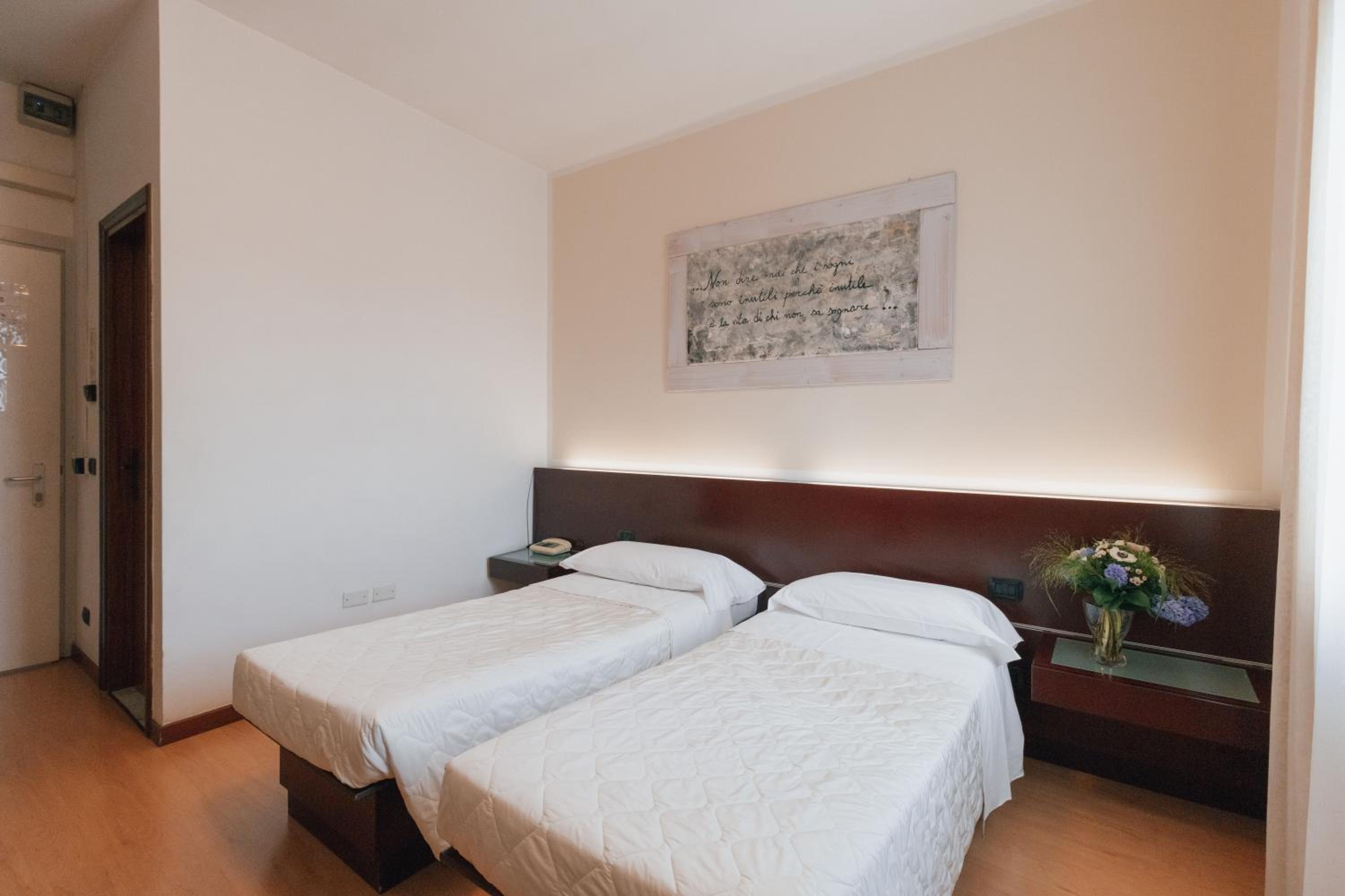 Twin Room - Photo 8