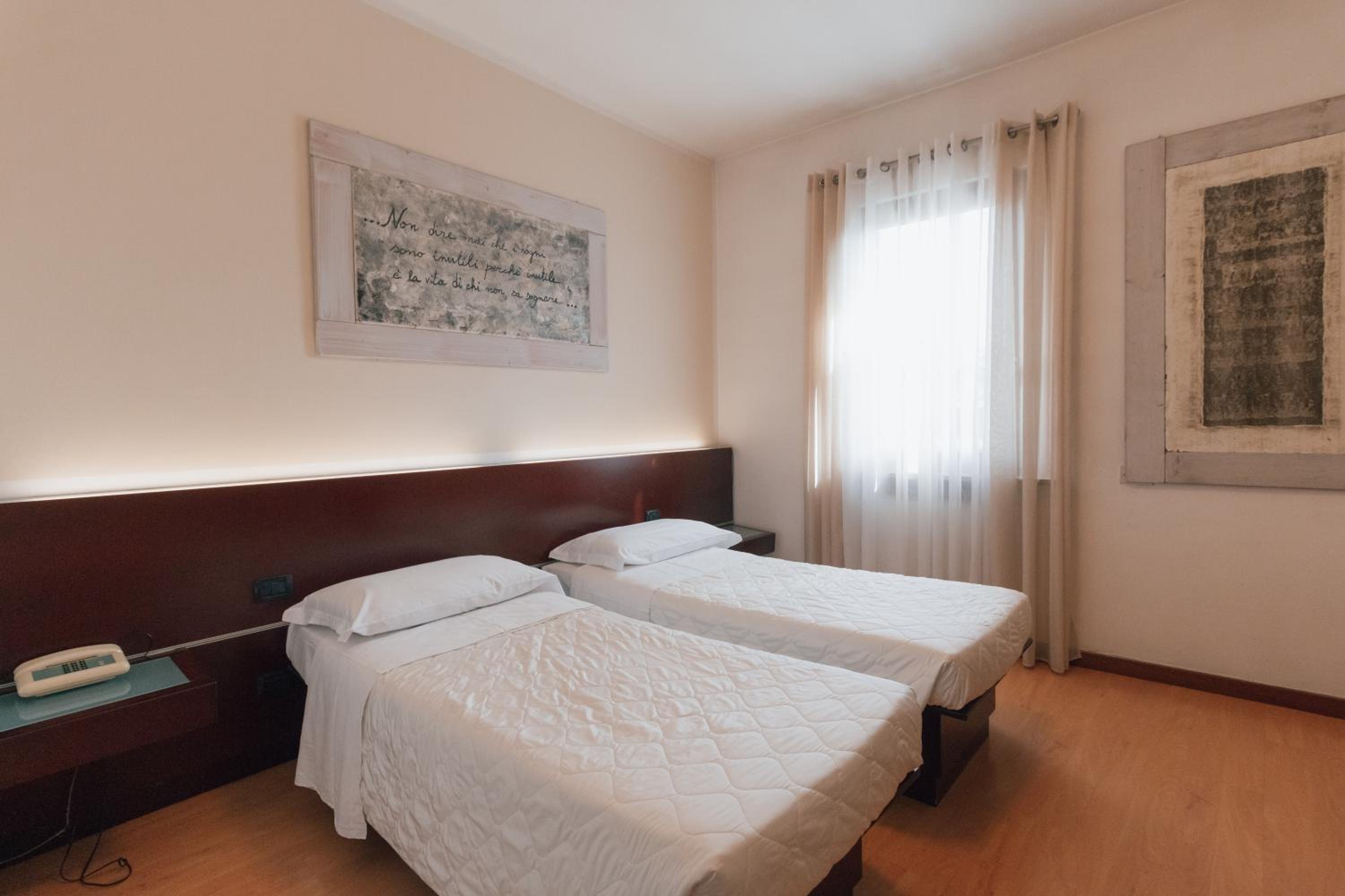 Twin Room - Photo 5