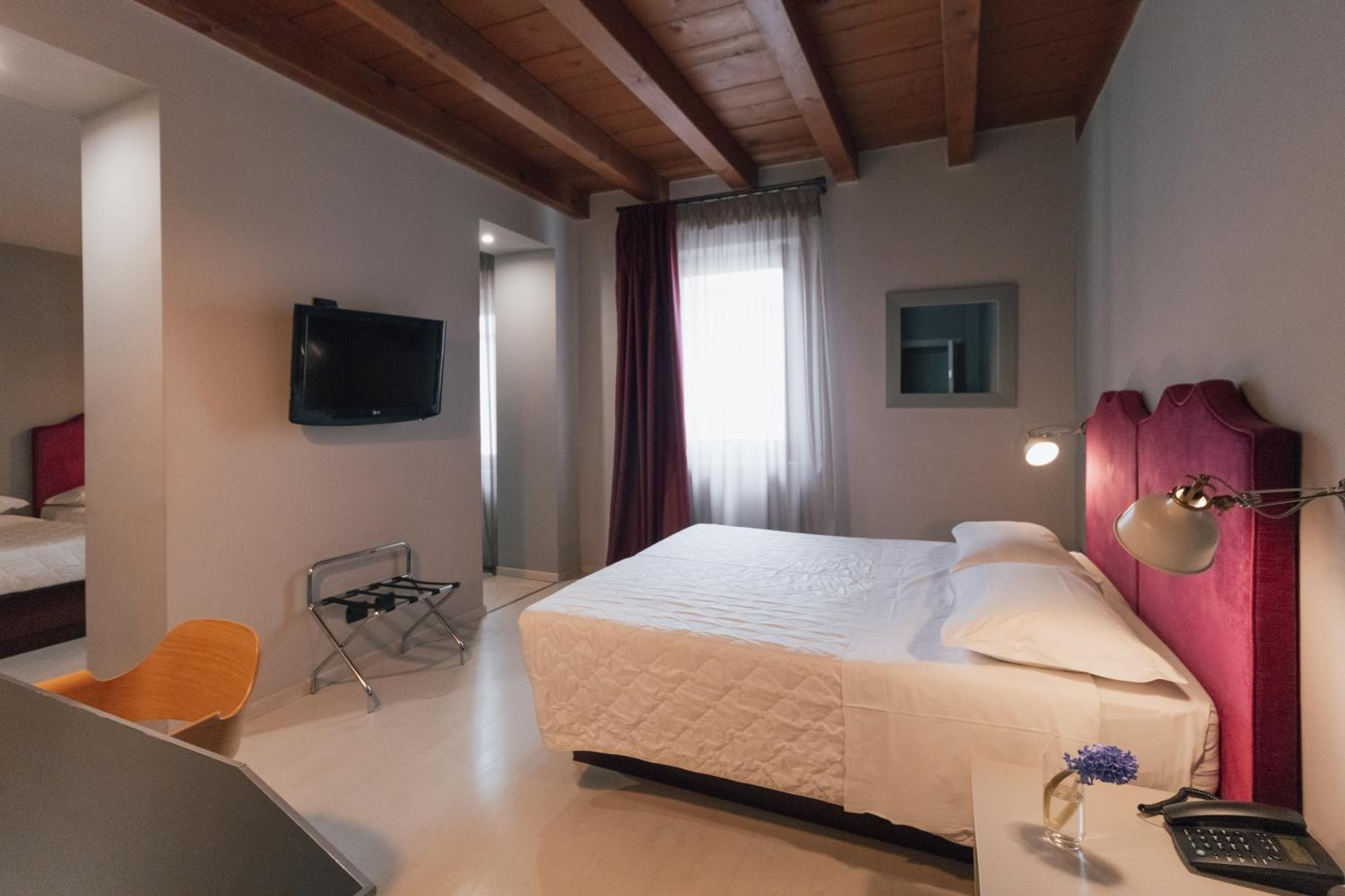 Superior Quadruple Room - Photo 1