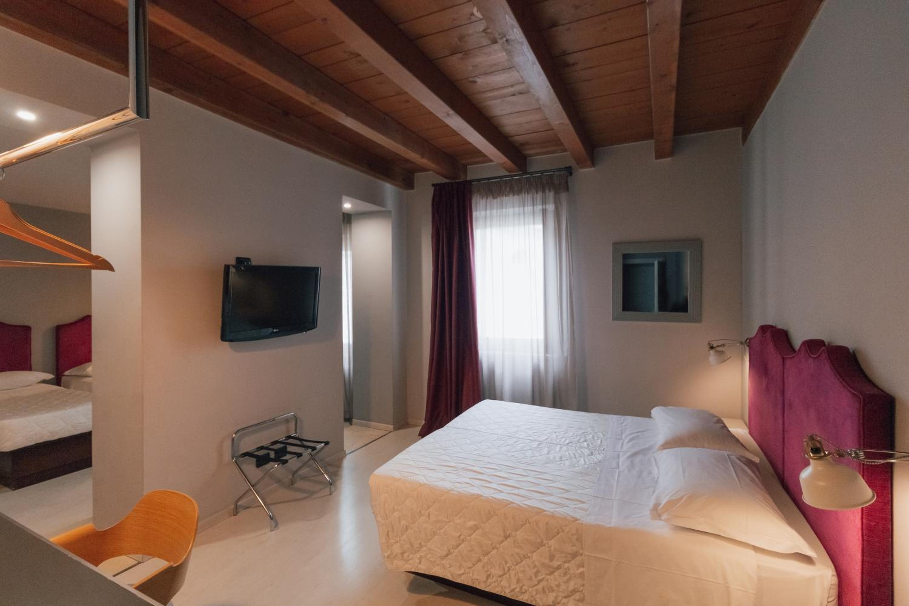 Superior Quadruple Room - Photo 2
