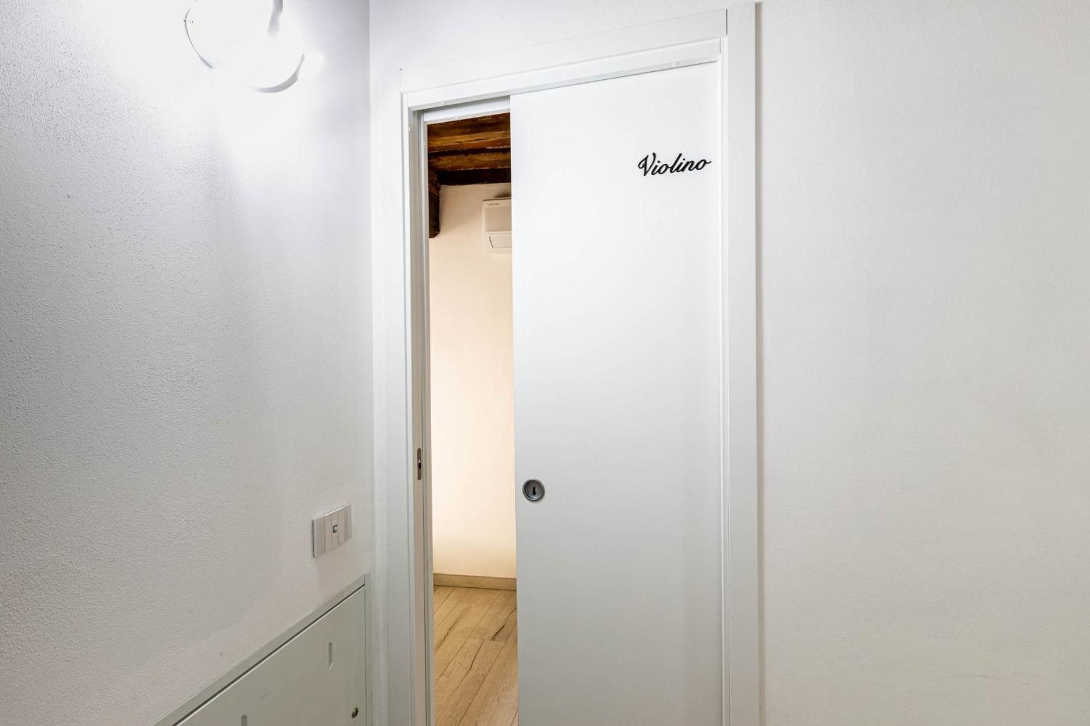 Double Room with Private Bathroom - Photo 2