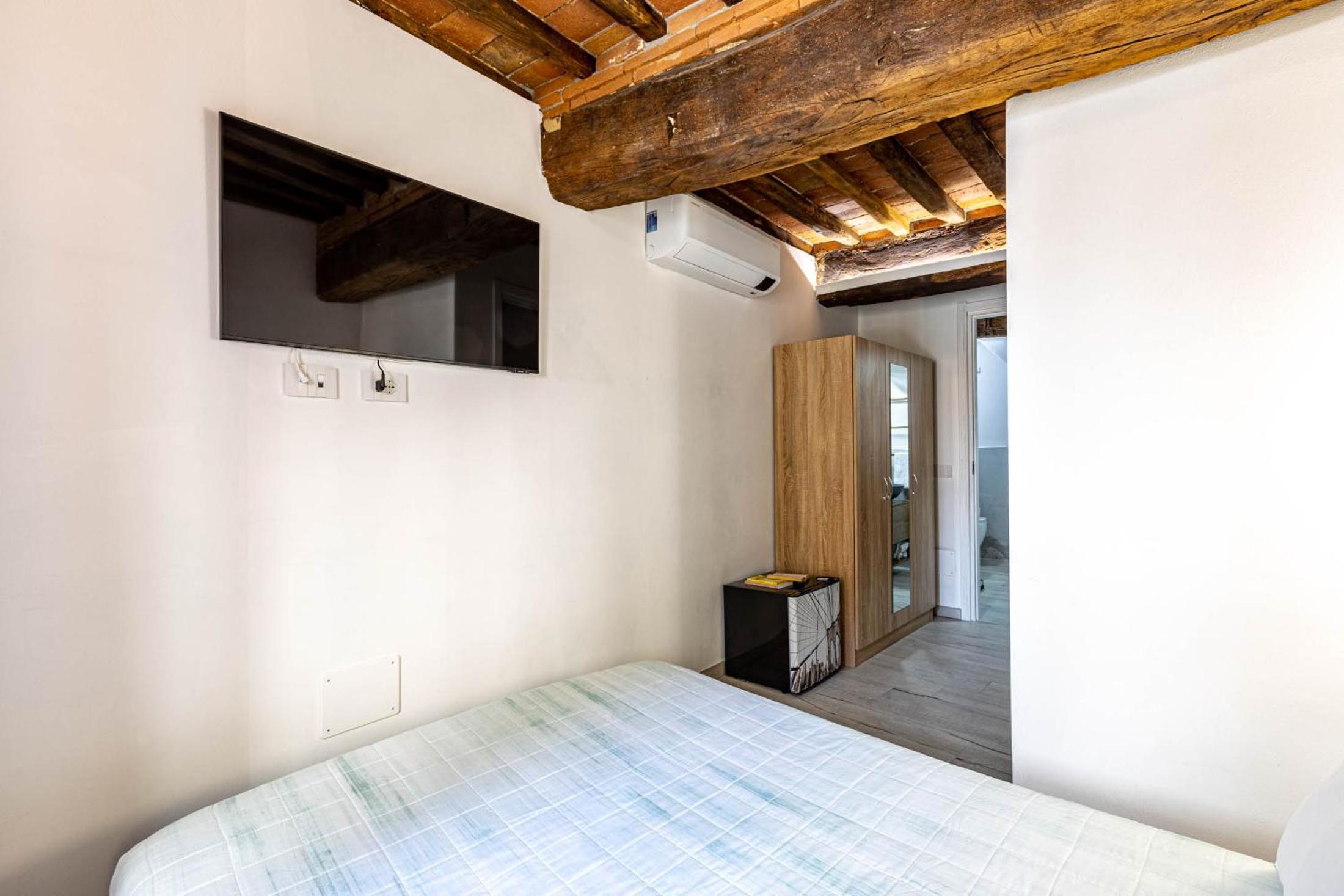 Double Room with Private Bathroom - Photo 8