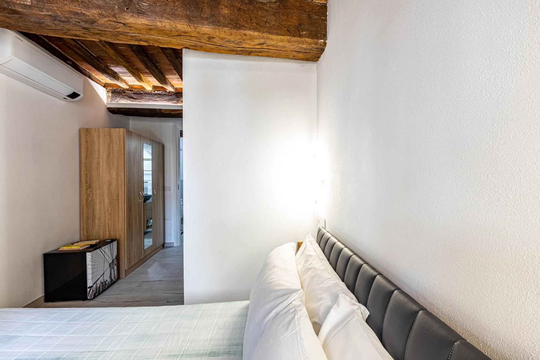 Double Room with Private Bathroom - Photo 7