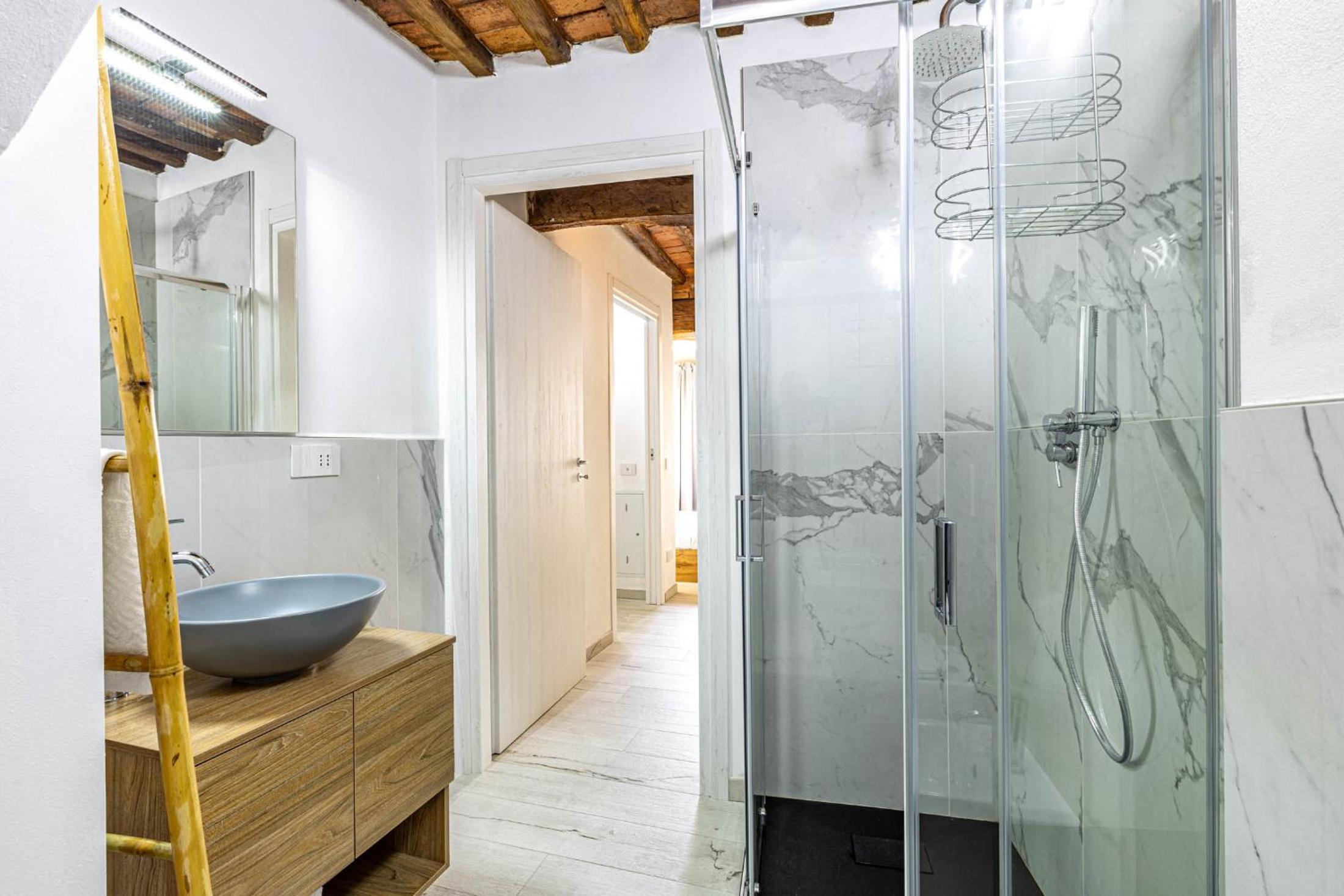 Double Room with Private Bathroom - Photo 11