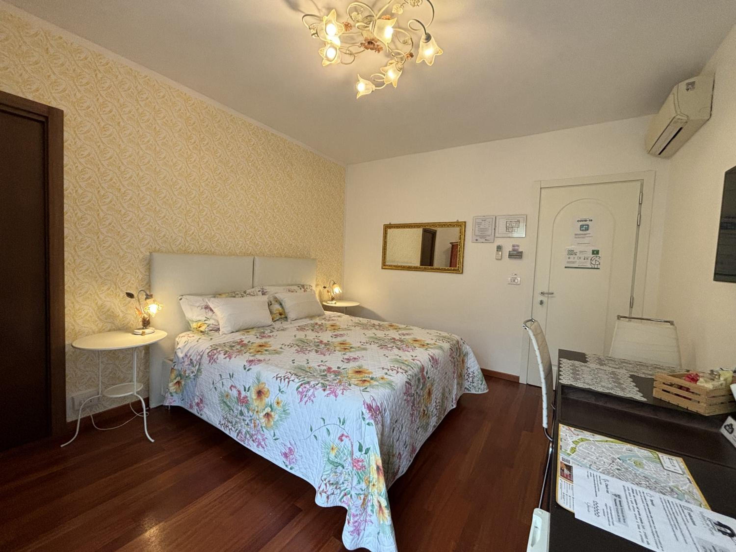 Standard Double Room - Photo 9