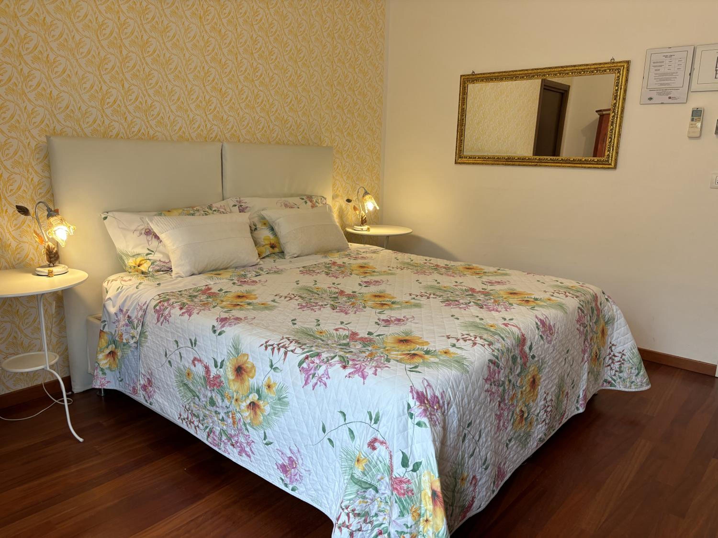 Standard Double Room - Photo 8