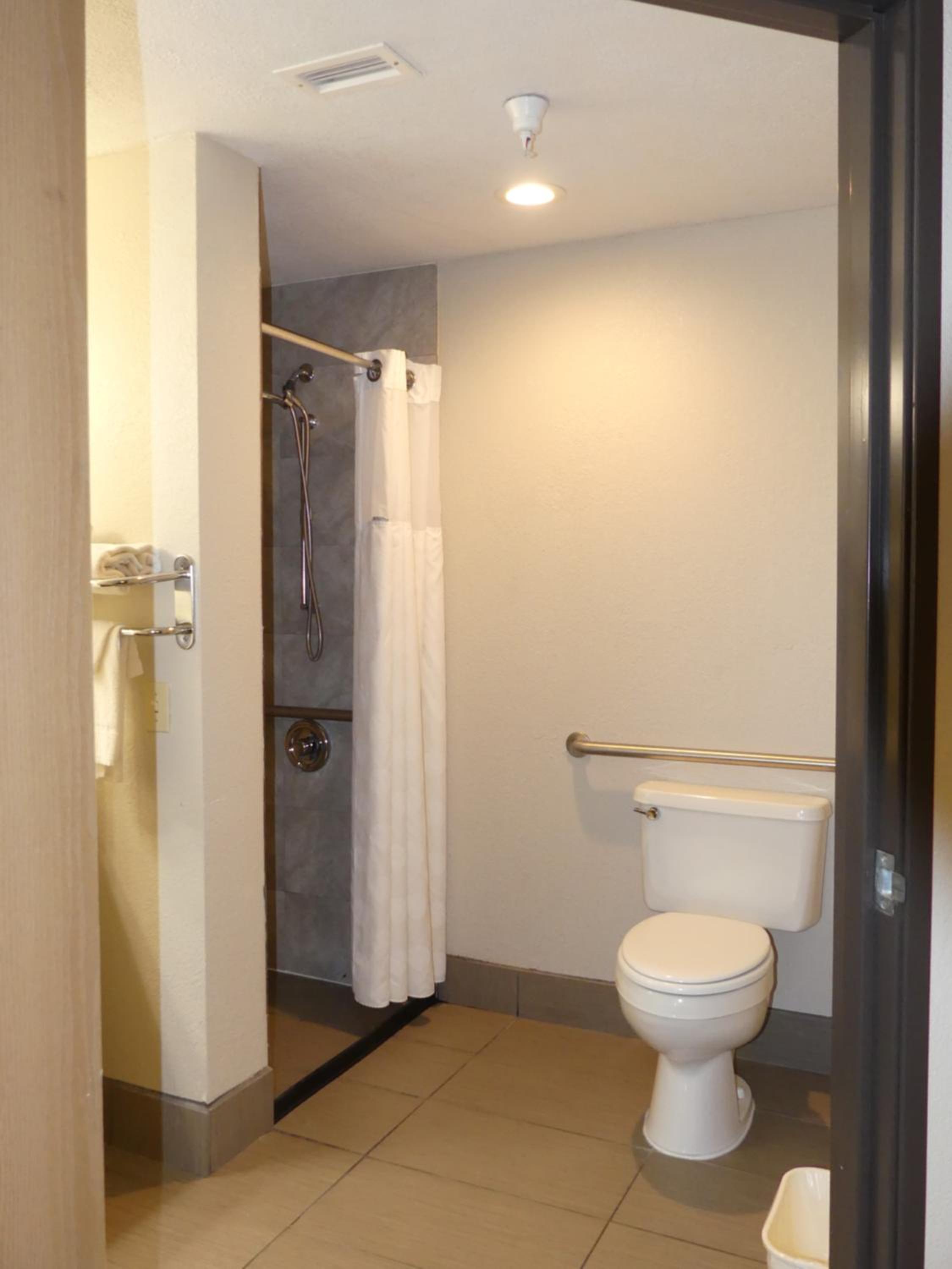 1 Queen Bed, Accessible Room, Non-Smoking - Photo 2