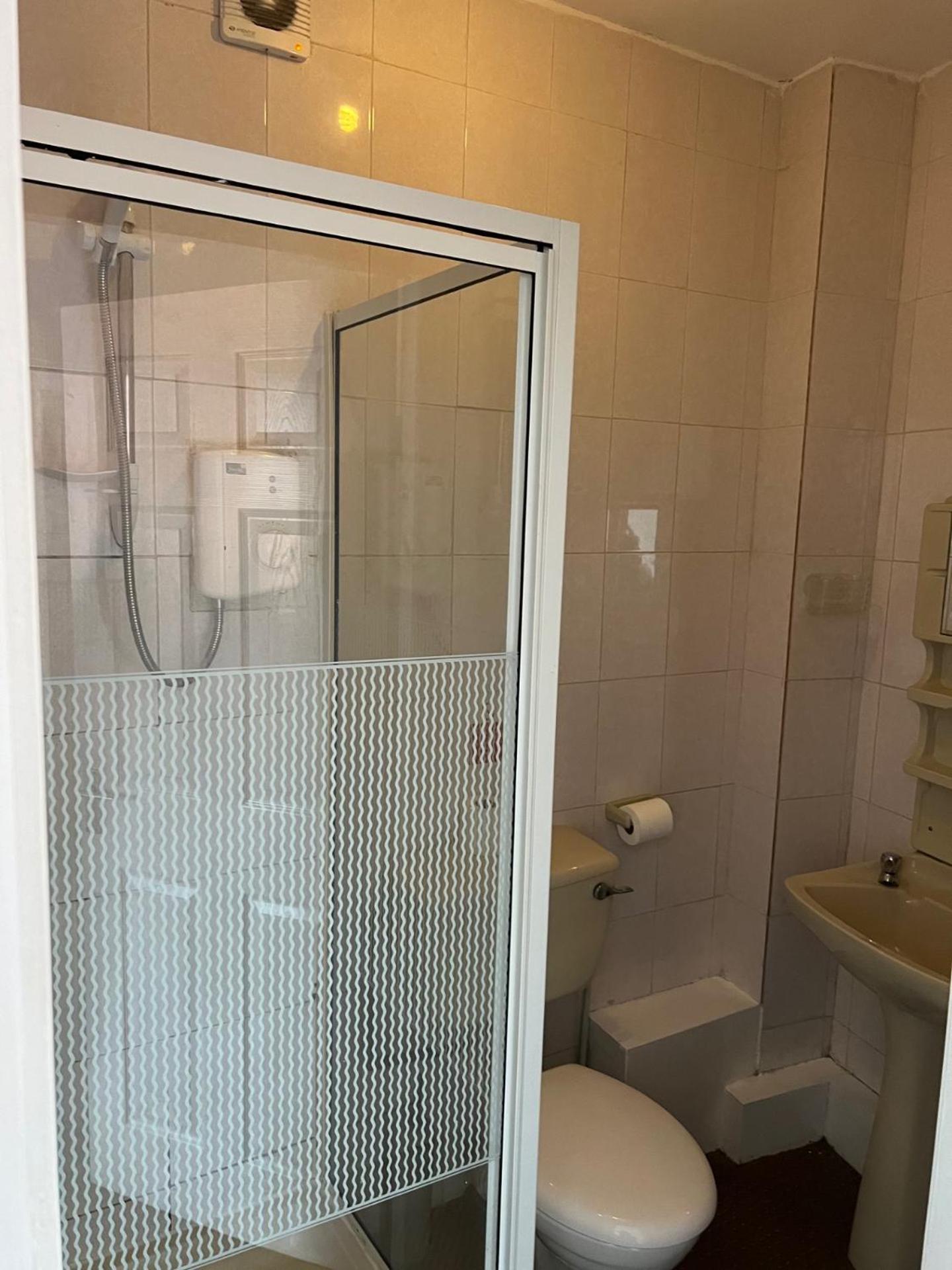 Twin Room With Private Bathroom photo 2