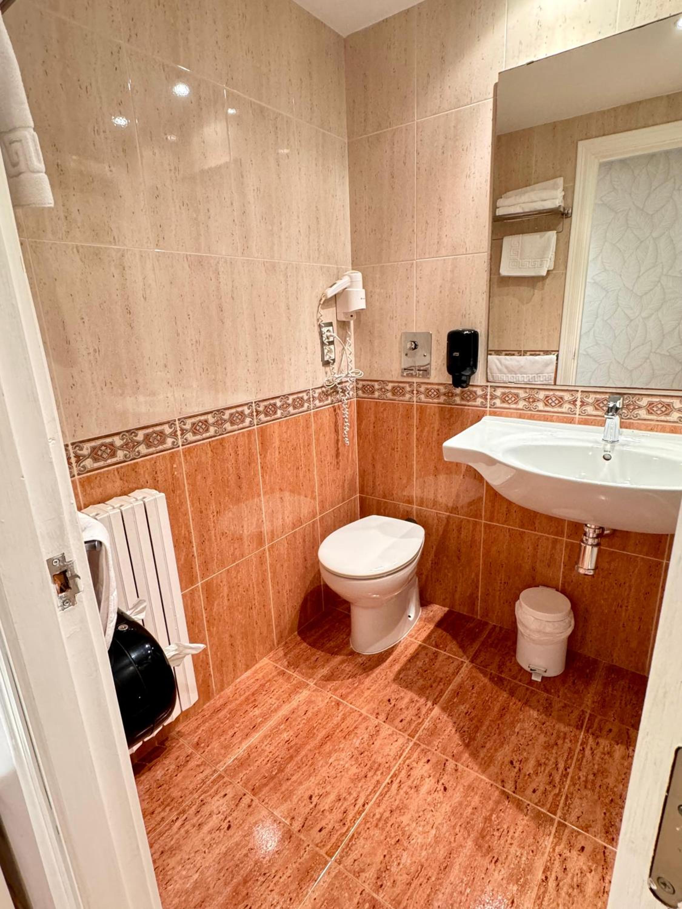 Budget Double Room photo 3