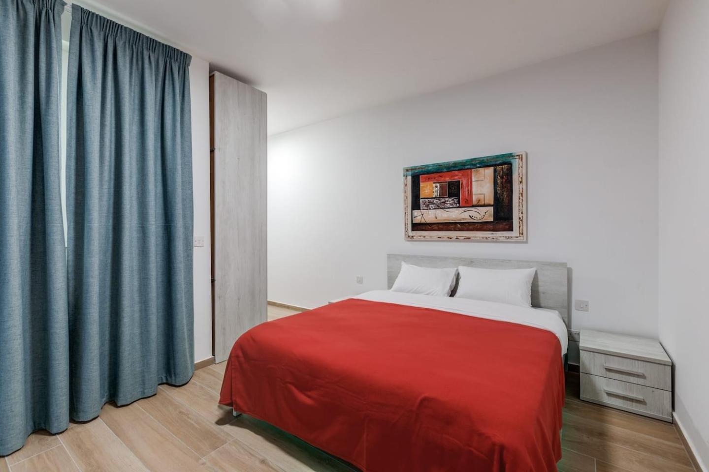 One-Bedroom Apartment photo 2