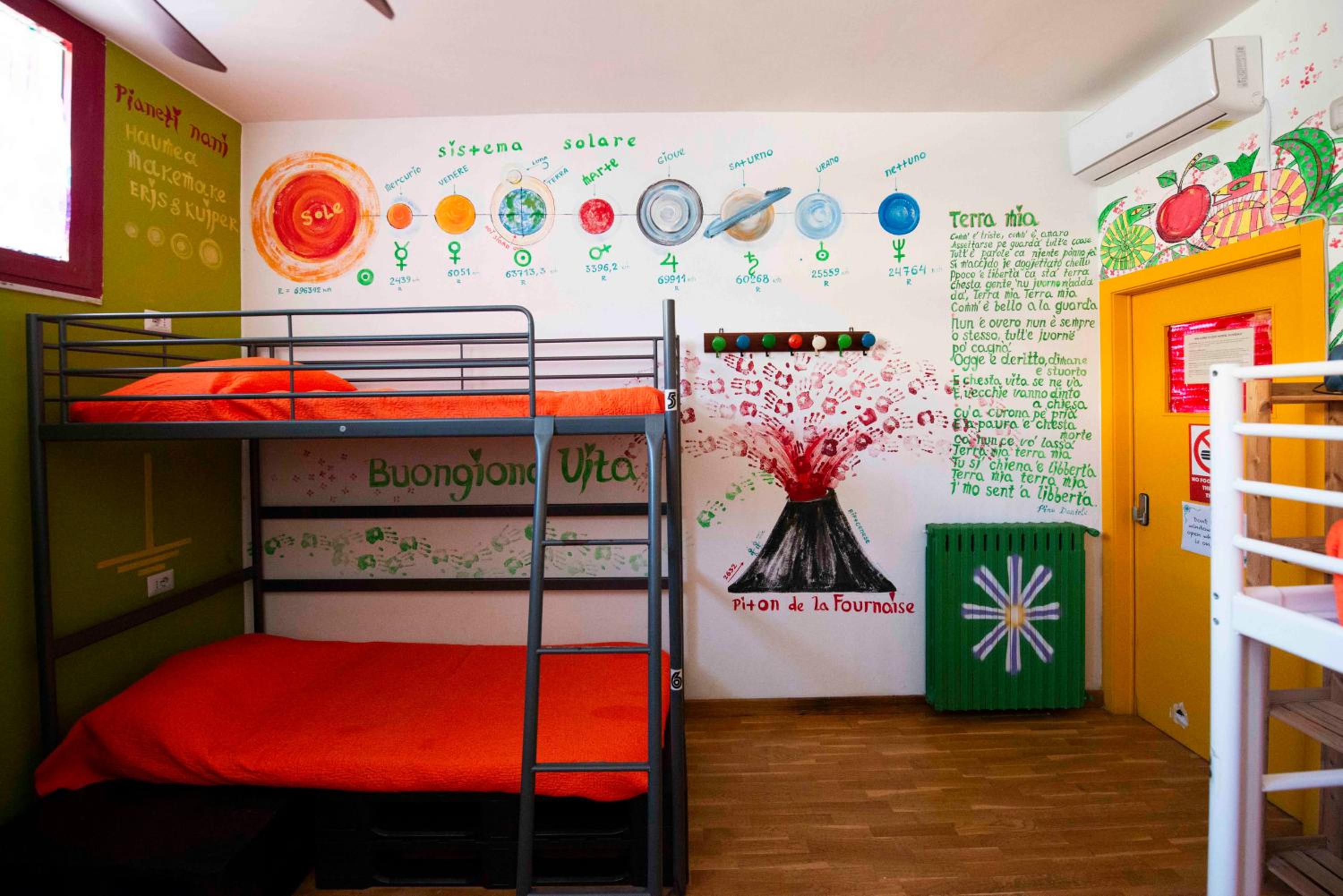 Bed in 8-Bed Mixed Dormitory Room photo 1