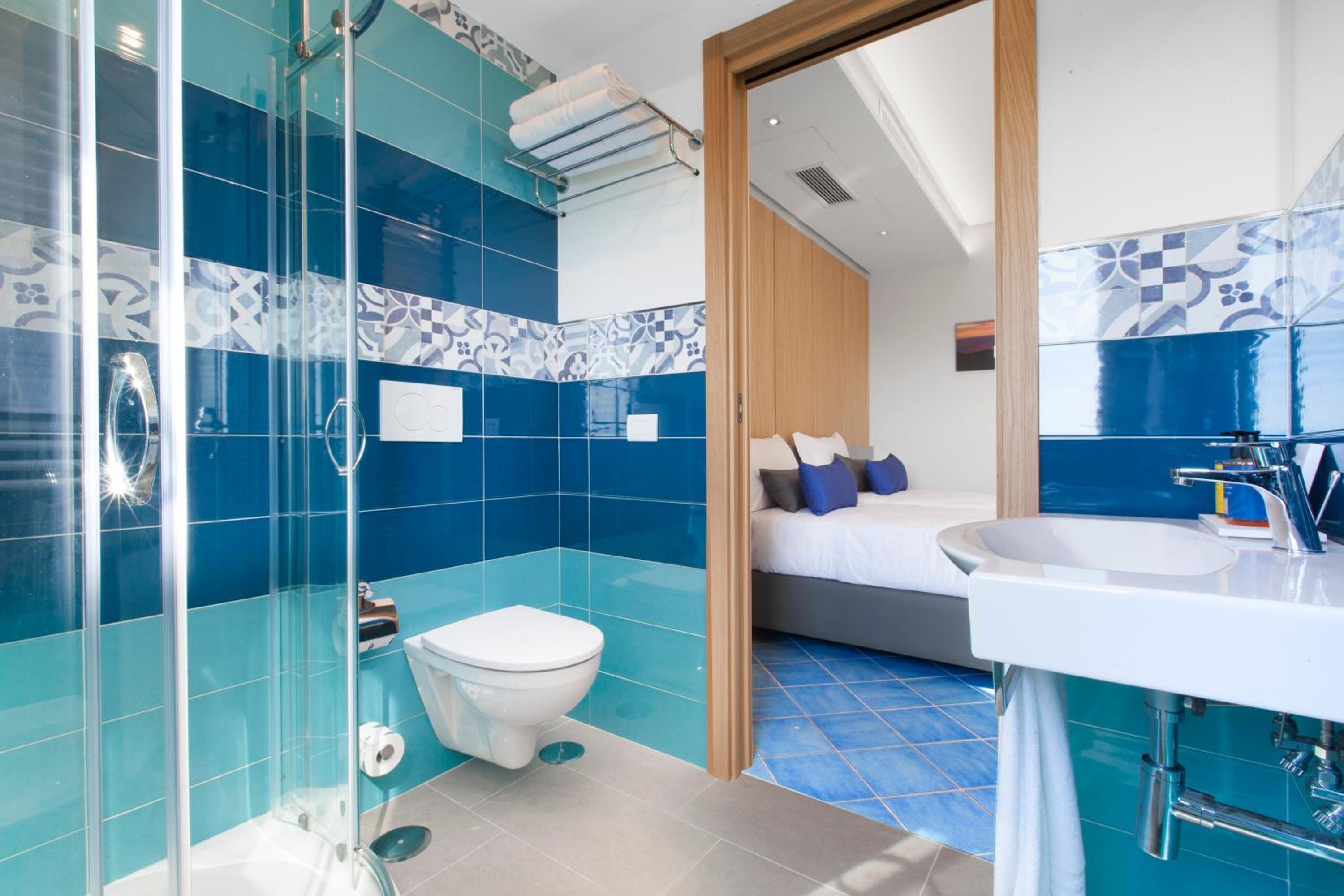 Standard Double Room thumbnail 5