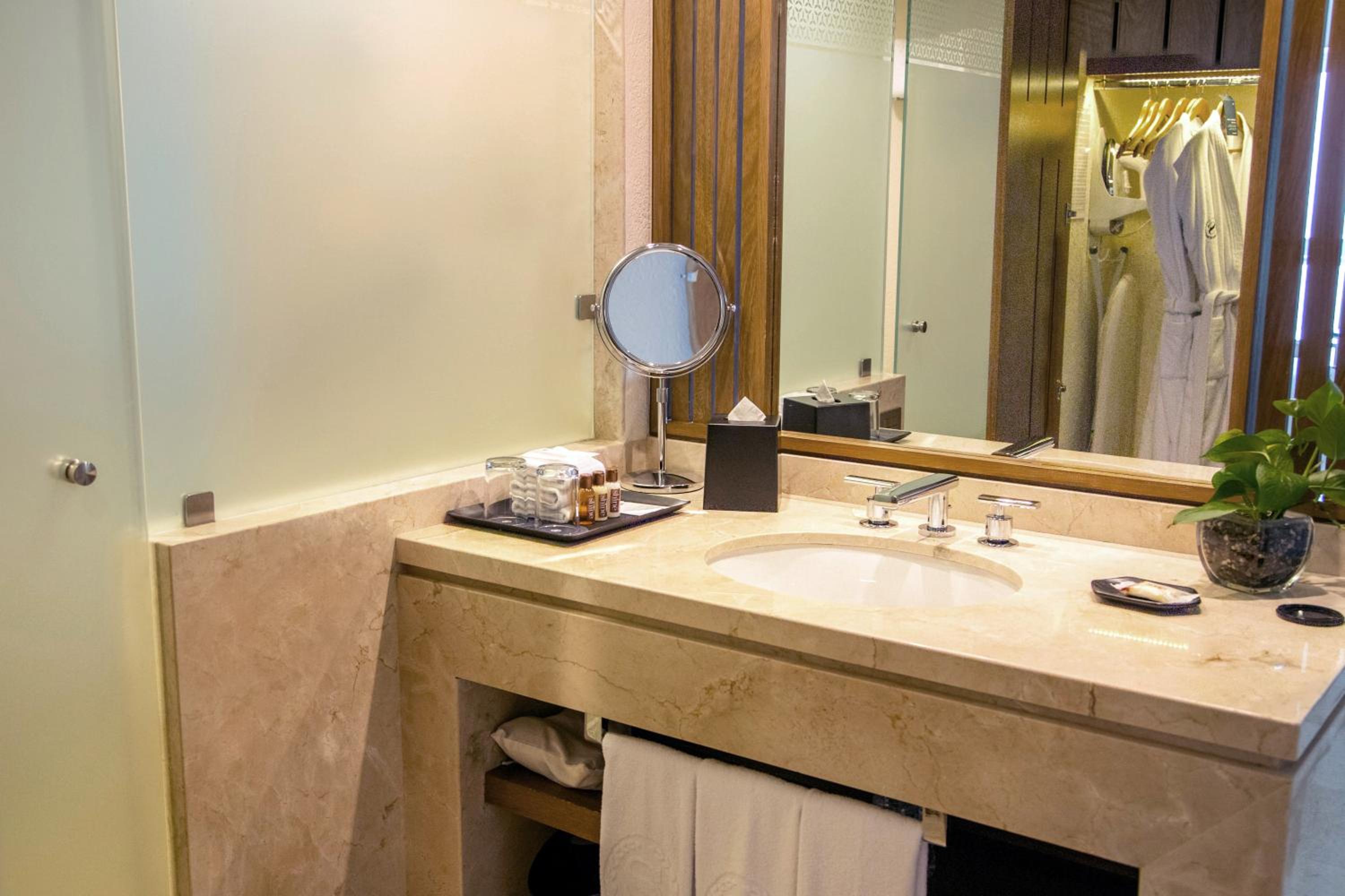Guest room, 1 King, Deluxe view, Ocean view, Mid floor photo 3