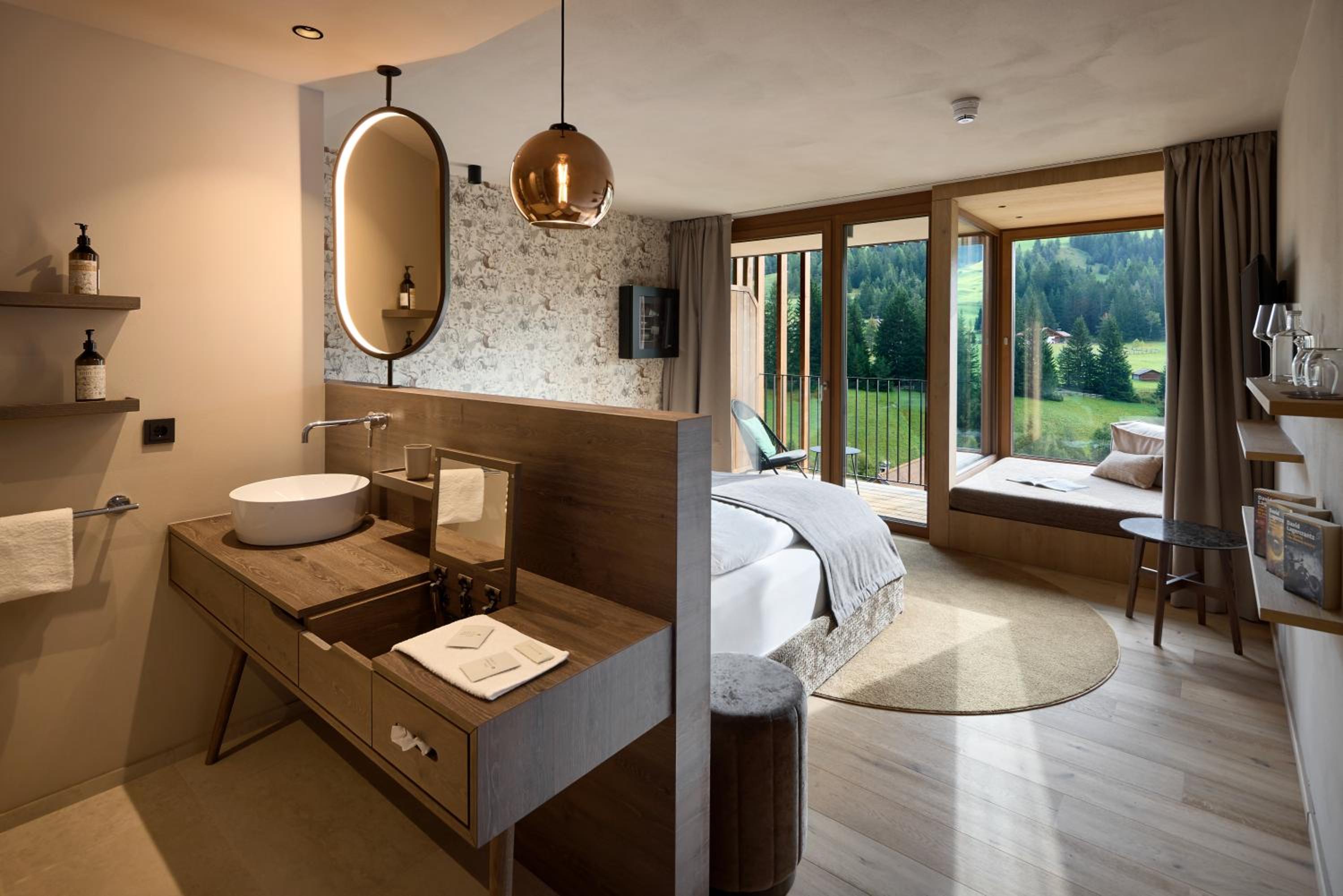 King Room with Balcony - Photo 2
