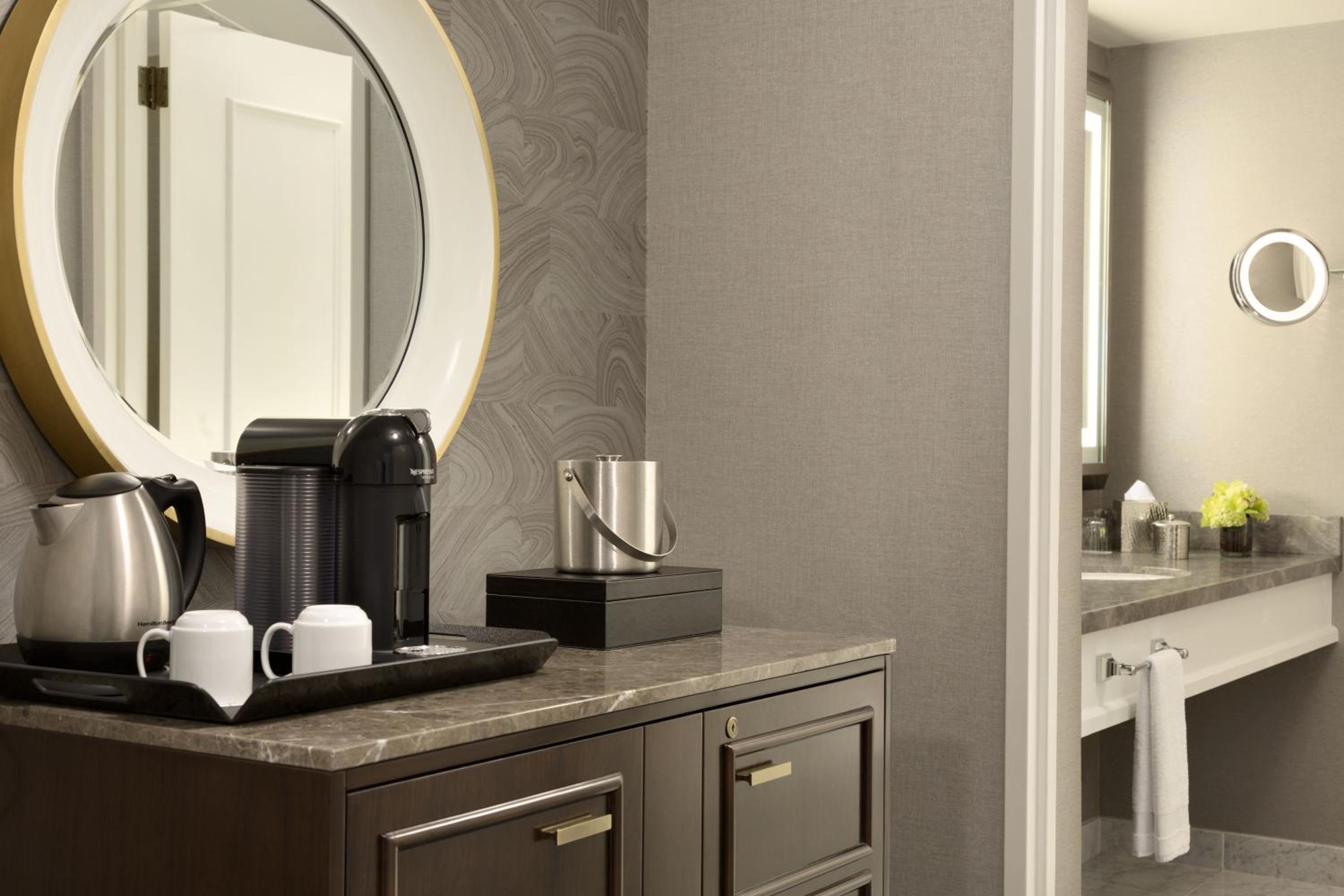 Deluxe King Room with Bay View - Photo 4