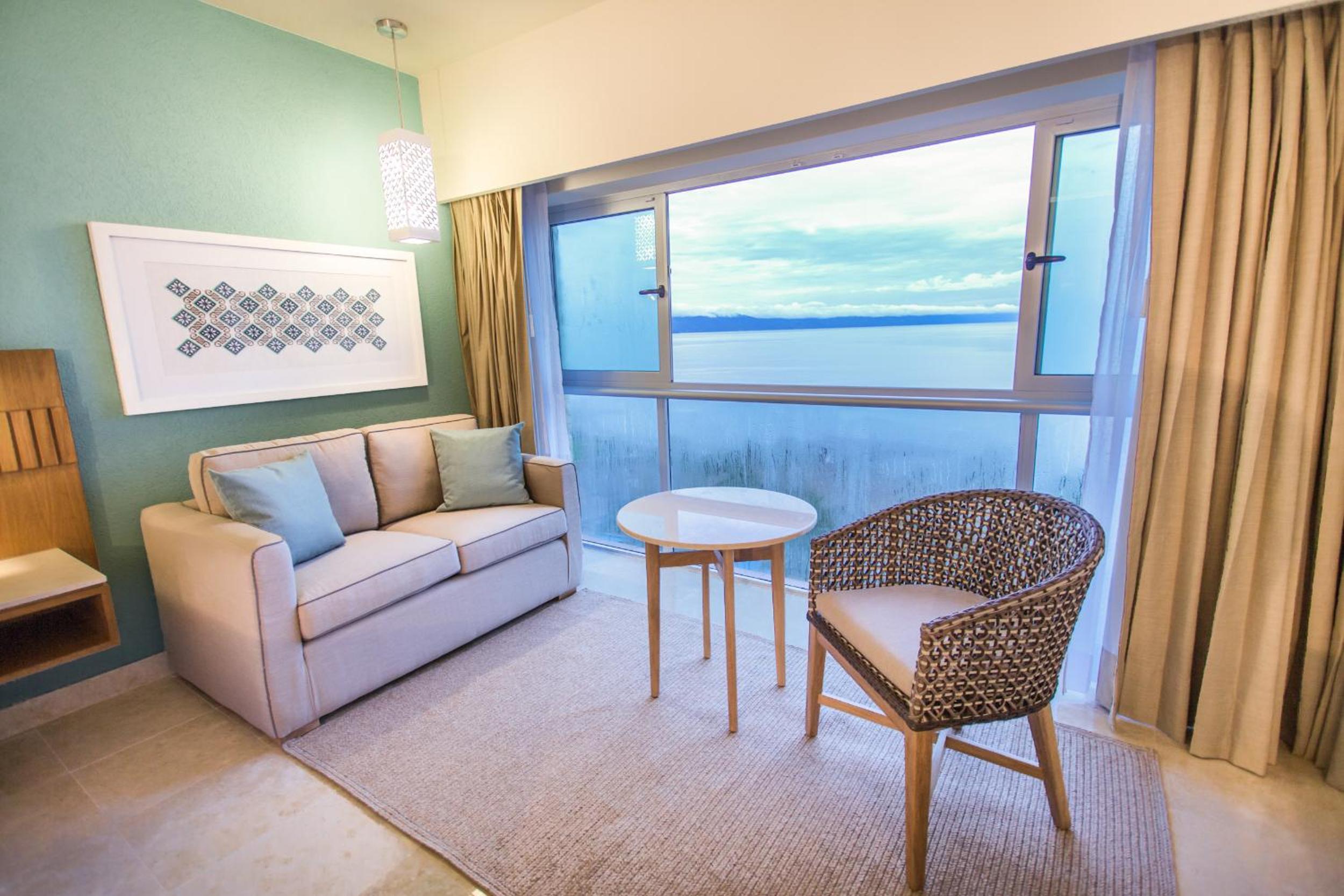 Guest room, 1 King, Grand Deluxe view, Bay view, High floor photo 3
