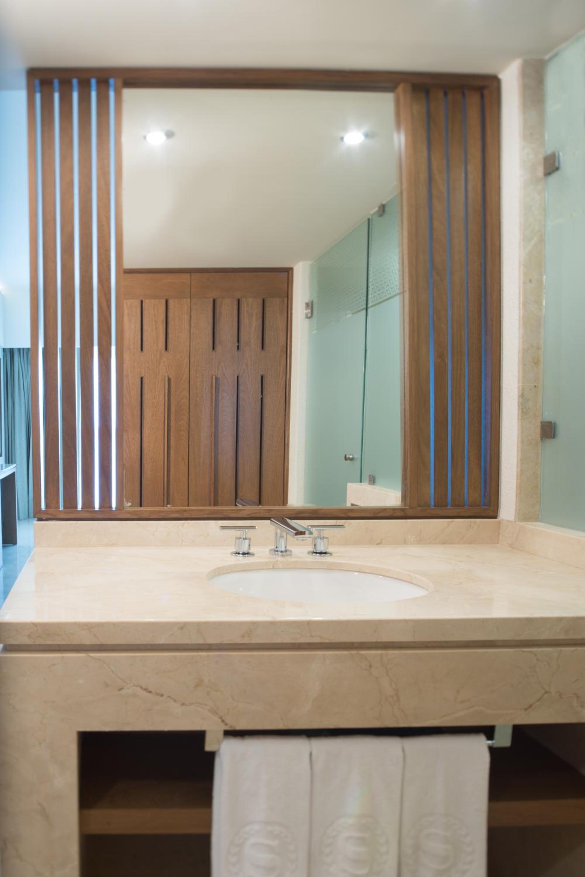 Guest room, 1 King, Grand Deluxe view, Bay view, High floor photo 2