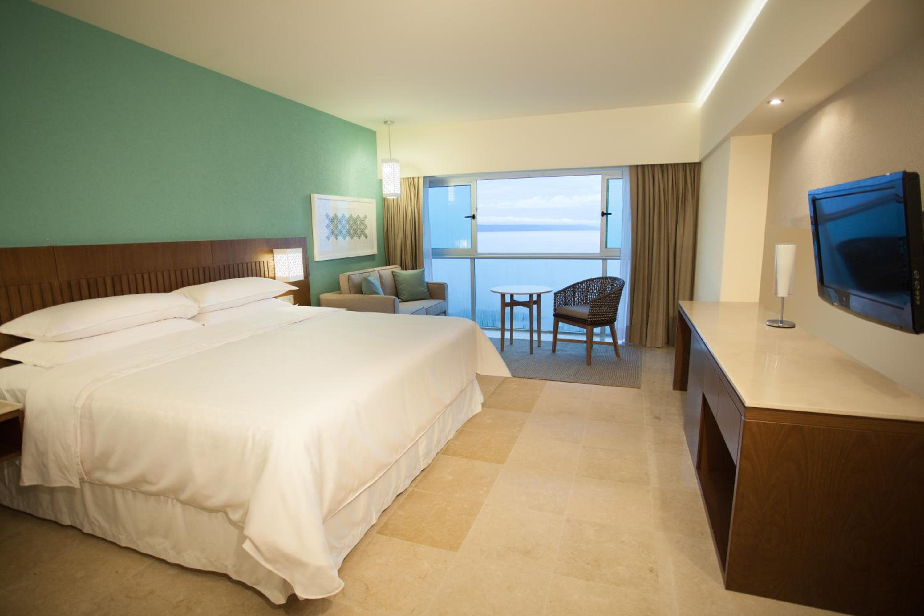 Guest room, 1 King, Grand Deluxe view, Bay view, High floor