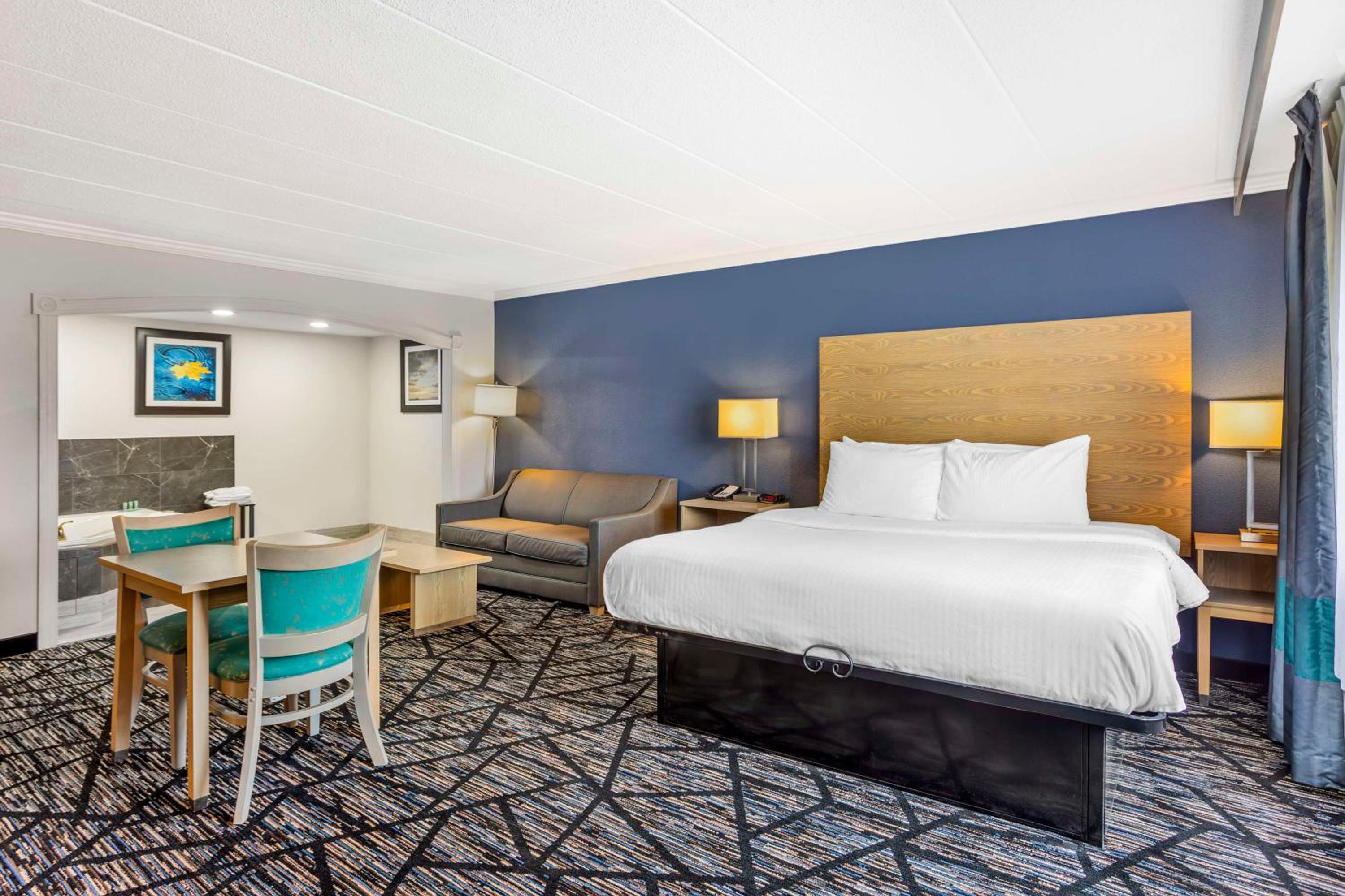 King Suite with Spa Bath - Sofa Bed/Non-Smoking - Photo 1