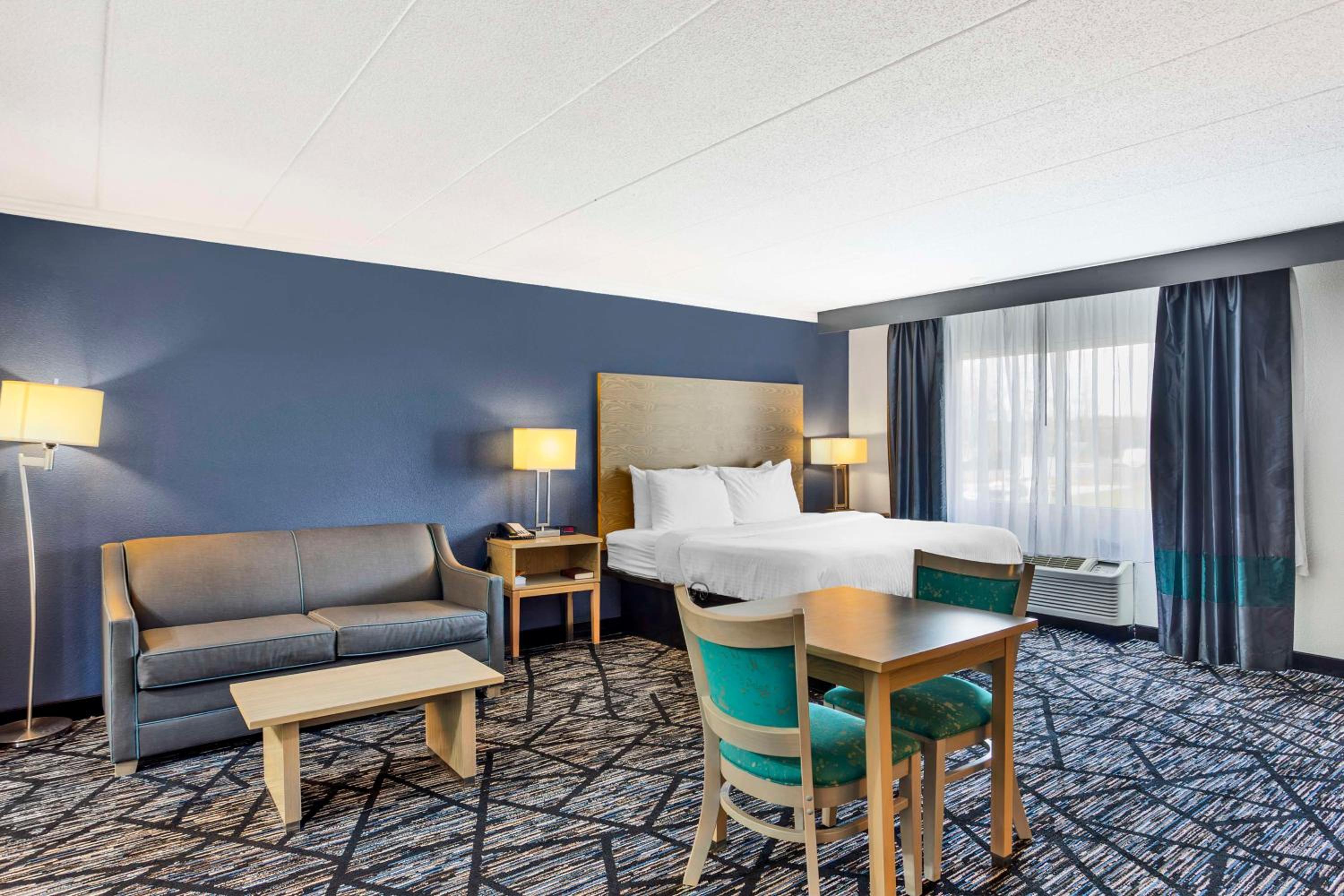 King Suite with Spa Bath - Sofa Bed/Non-Smoking - Photo 4