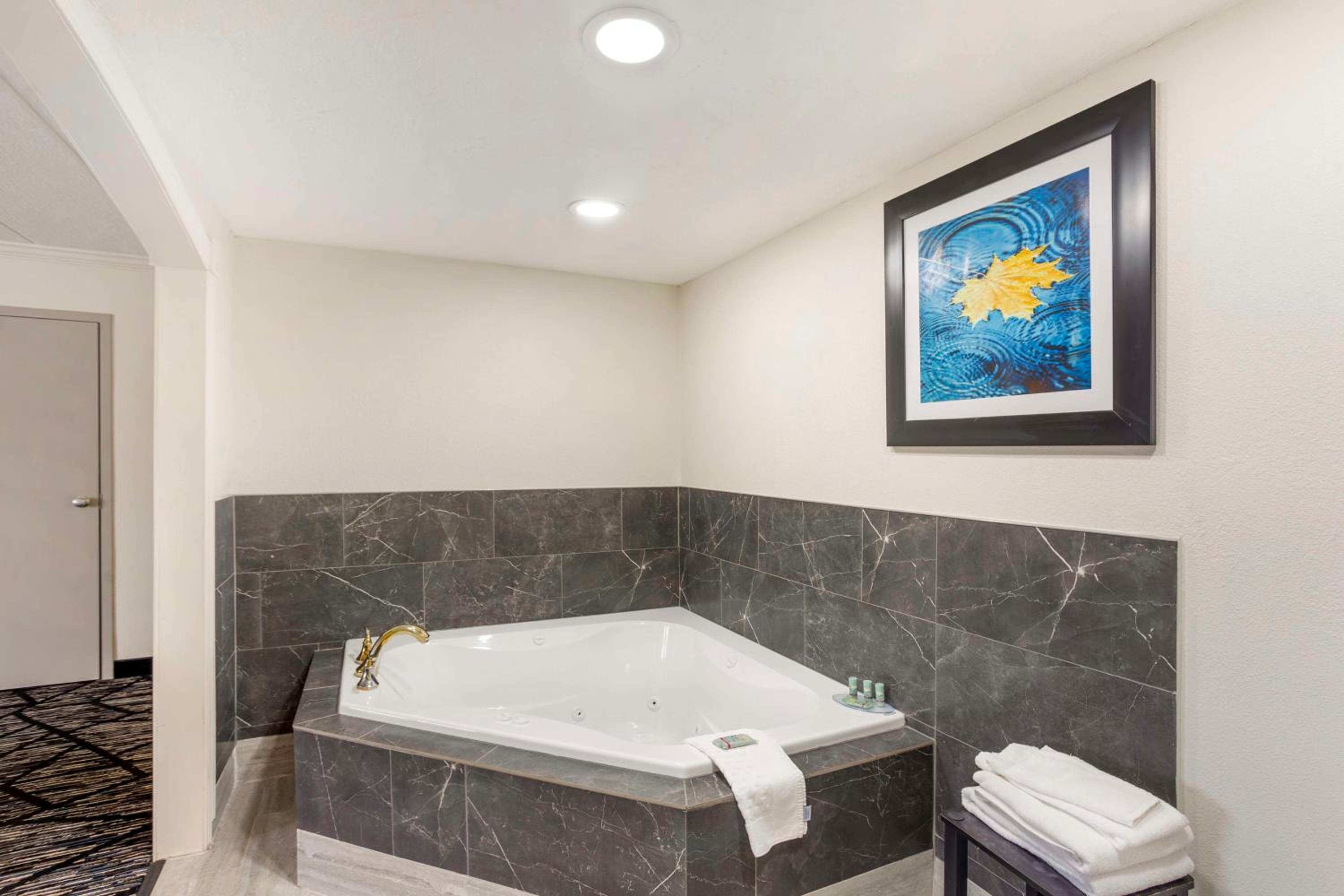 King Suite with Spa Bath - Sofa Bed/Non-Smoking - Photo 5