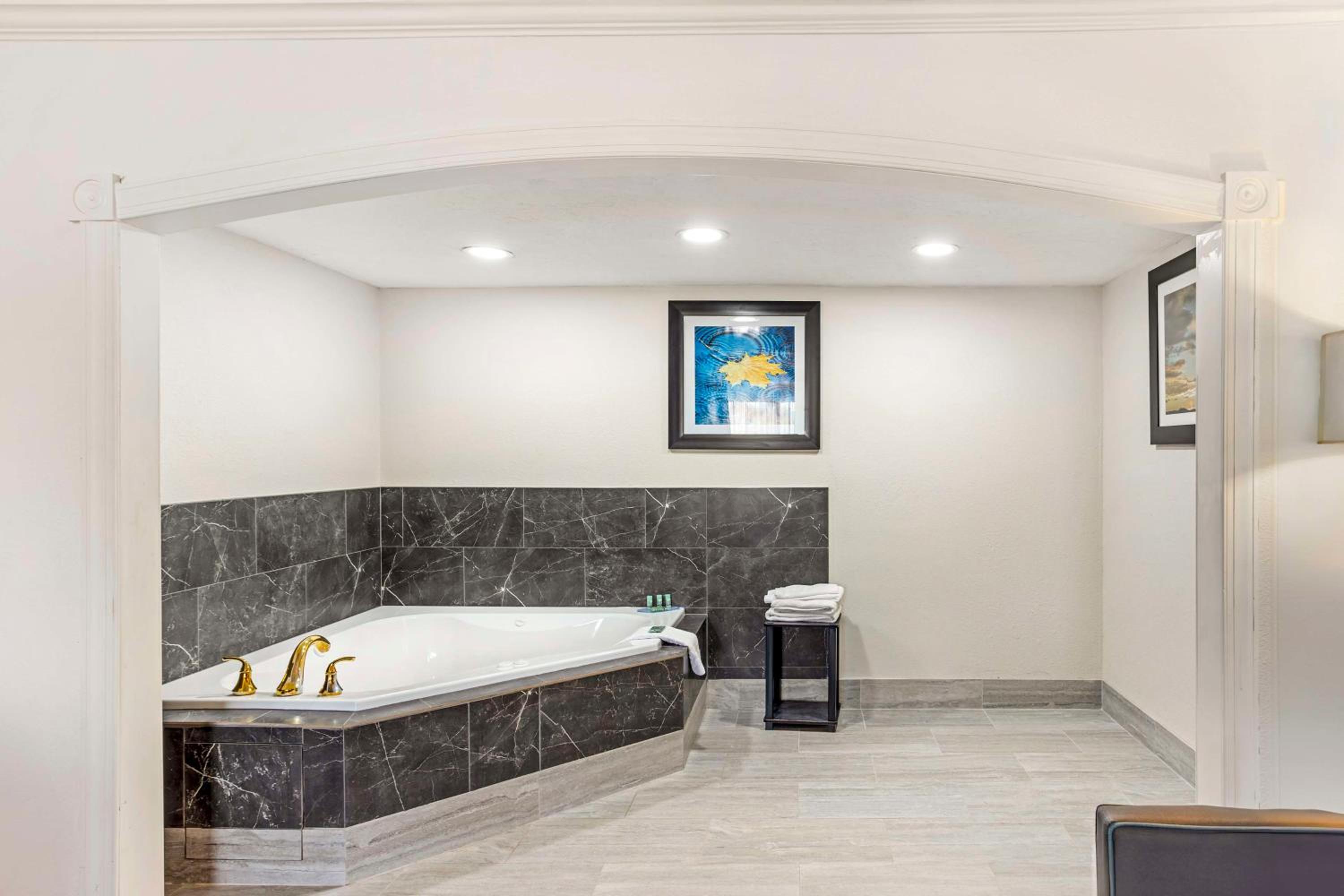 King Suite with Spa Bath - Sofa Bed/Non-Smoking - Photo 2