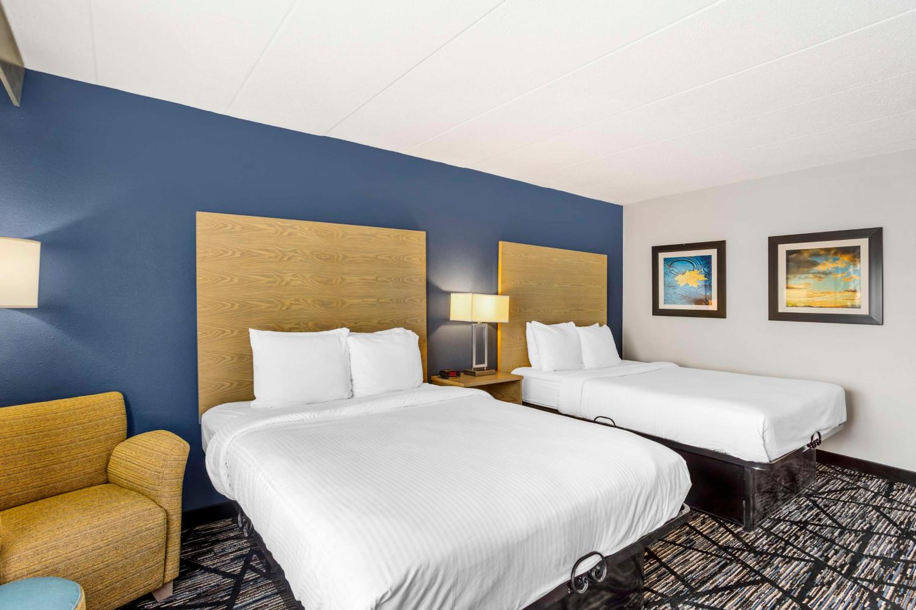 Queen Room with Two Queen Beds - Non-Smoking - Photo 1