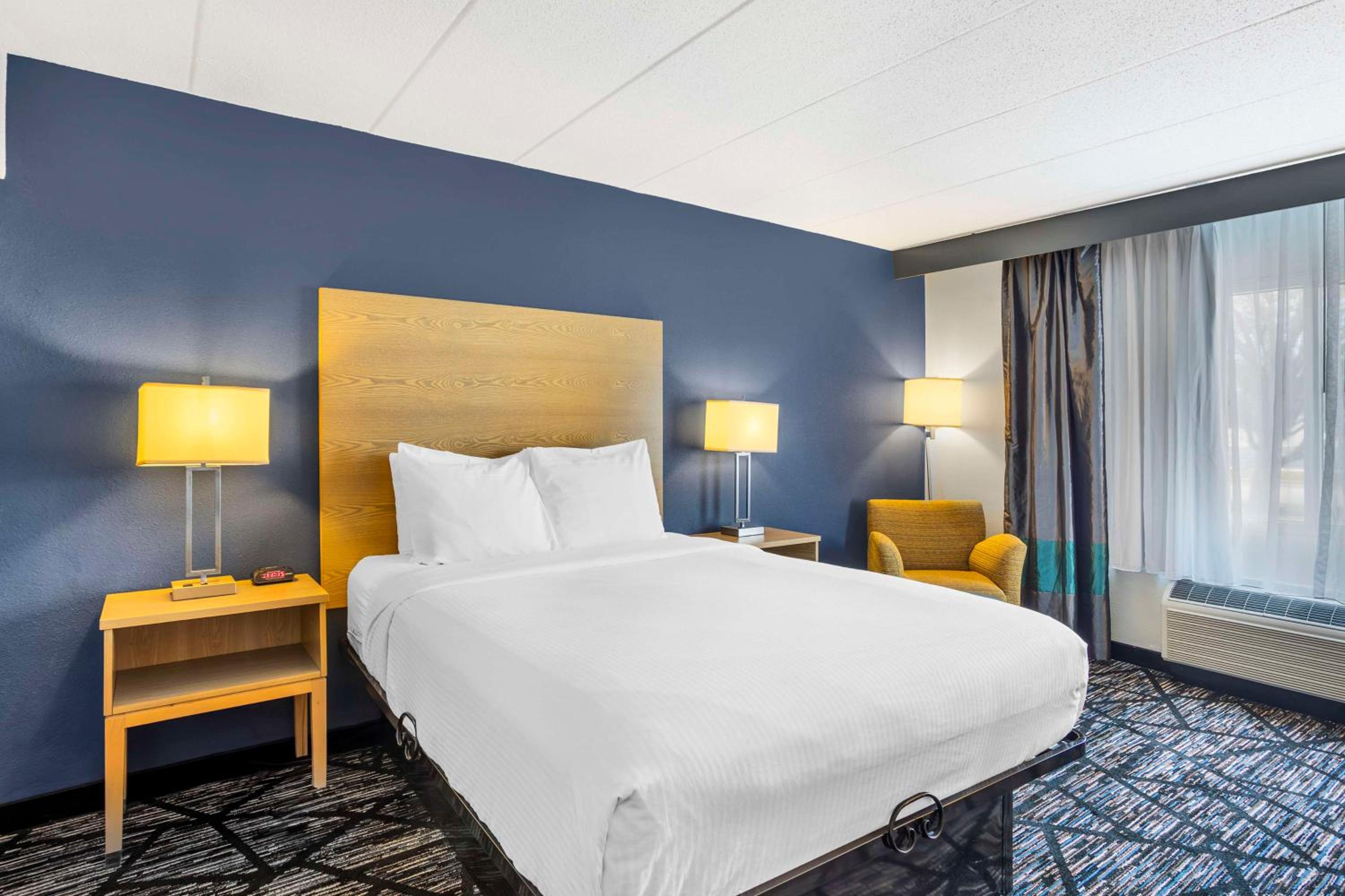 Queen Room with Bath Tub - Disability Access/Non-Smoking  - Photo 3
