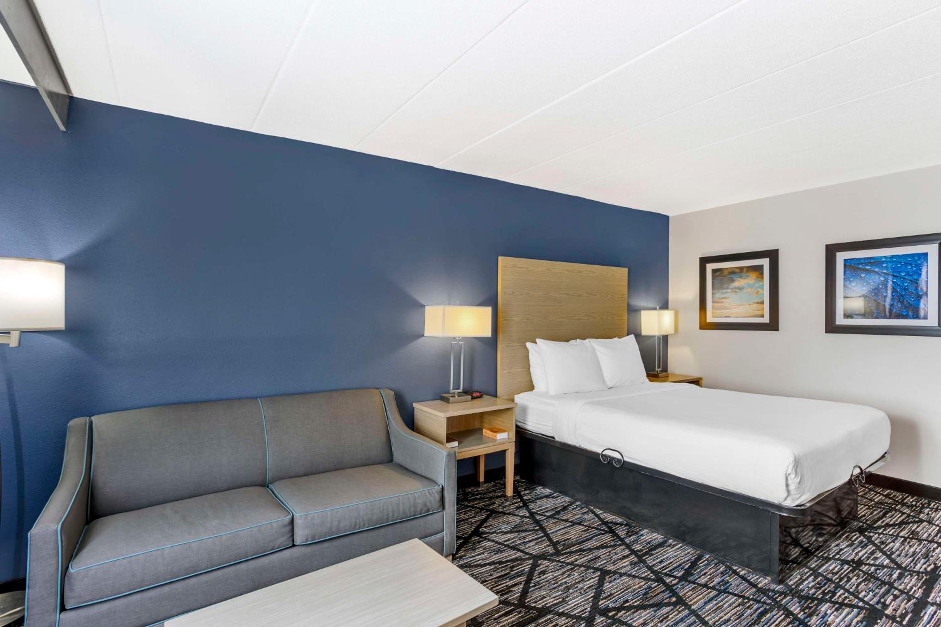 Queen Room with Sofa Bed - Non-Smoking - Photo 3