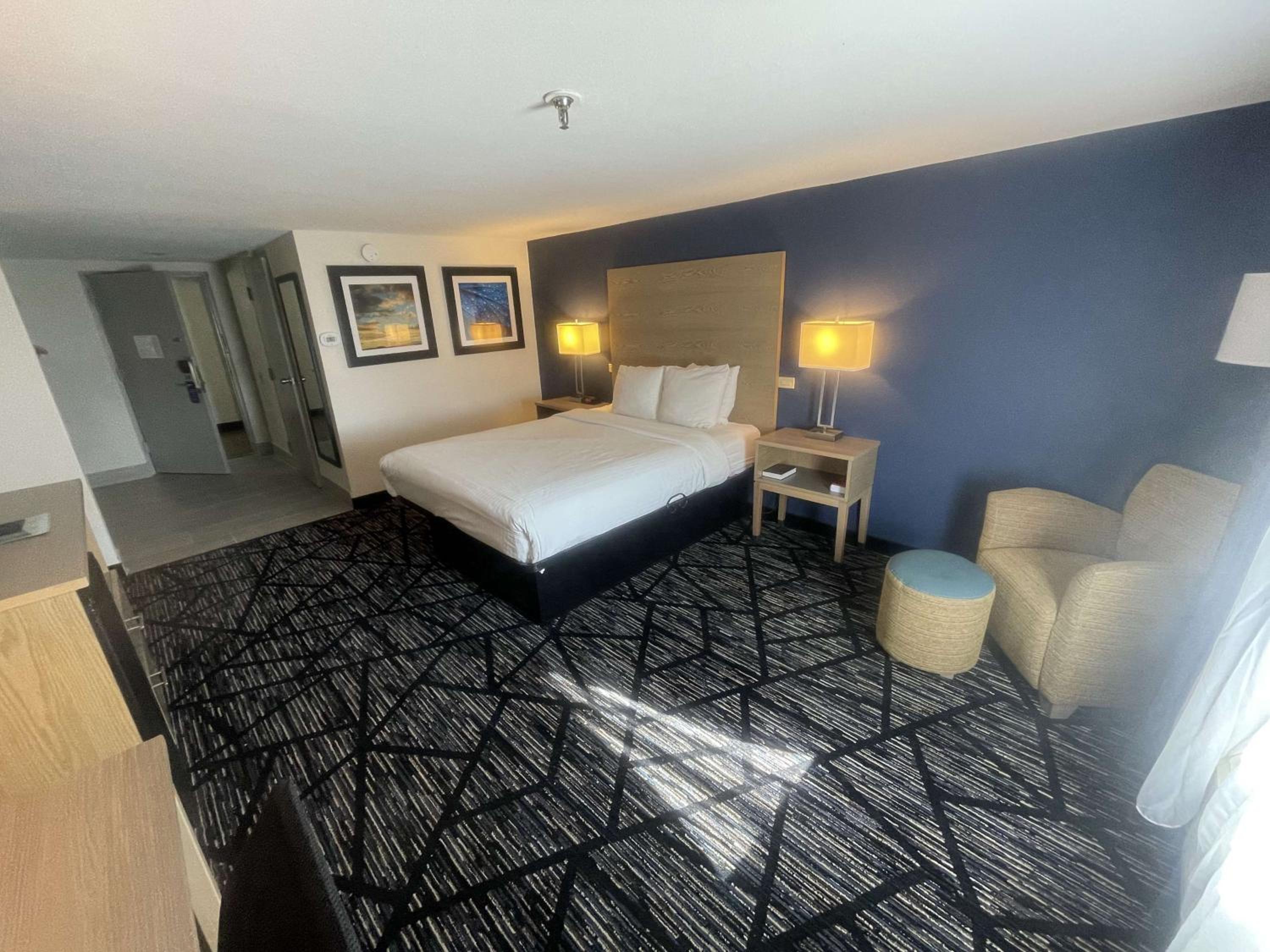 Queen Room - Mobility Access - Photo 1