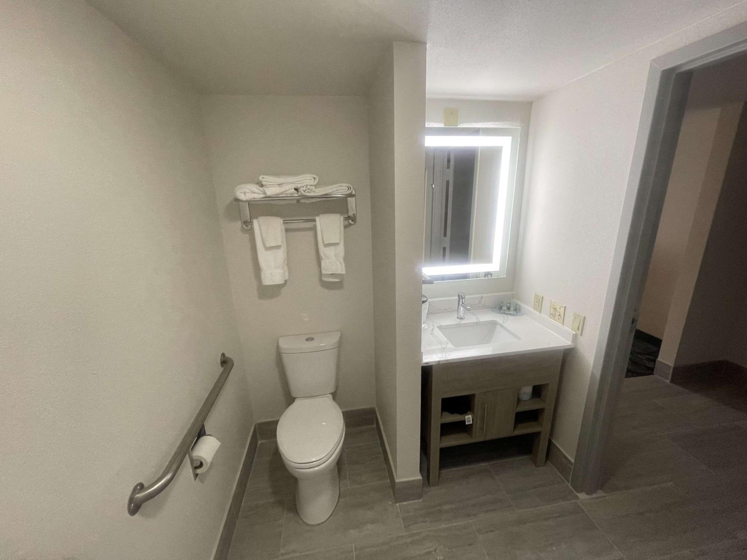 Queen Room - Mobility Access - Photo 3