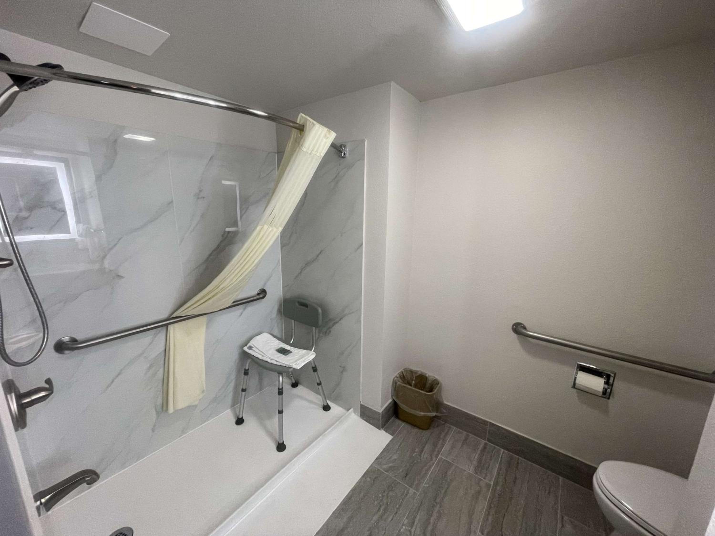 Queen Room - Mobility Access - Photo 5