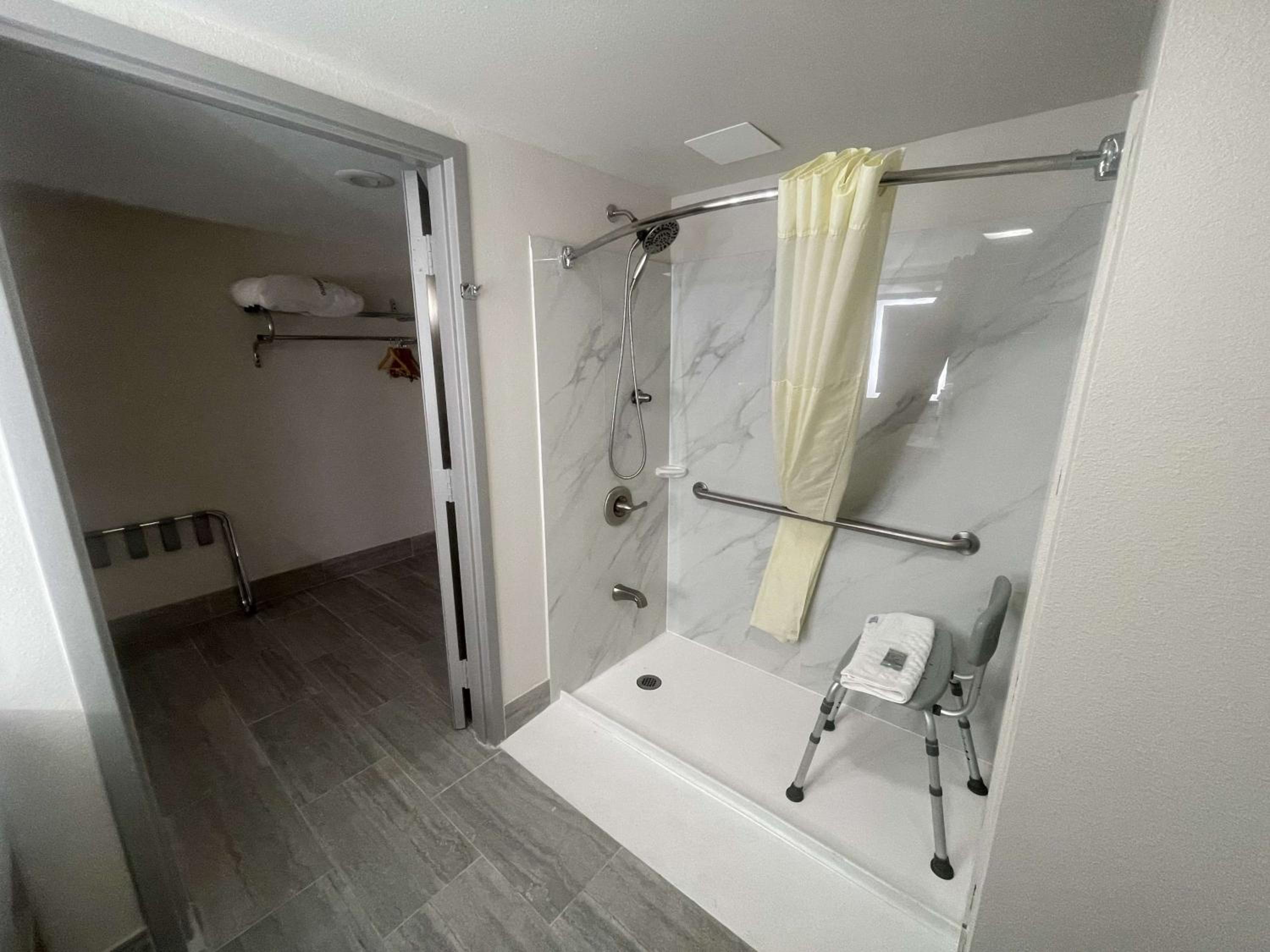Queen Room - Mobility Access - Photo 2