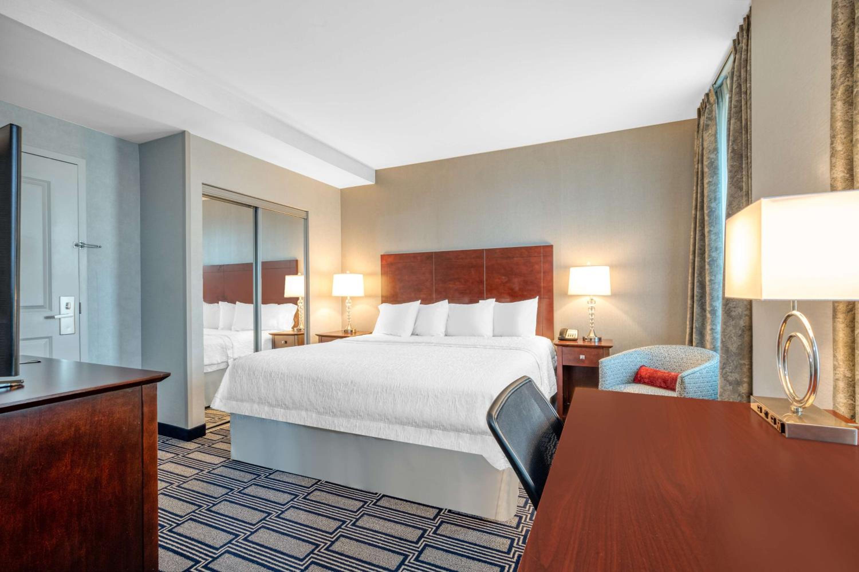 King Room with King Bed - Non-Smoking - Photo 5