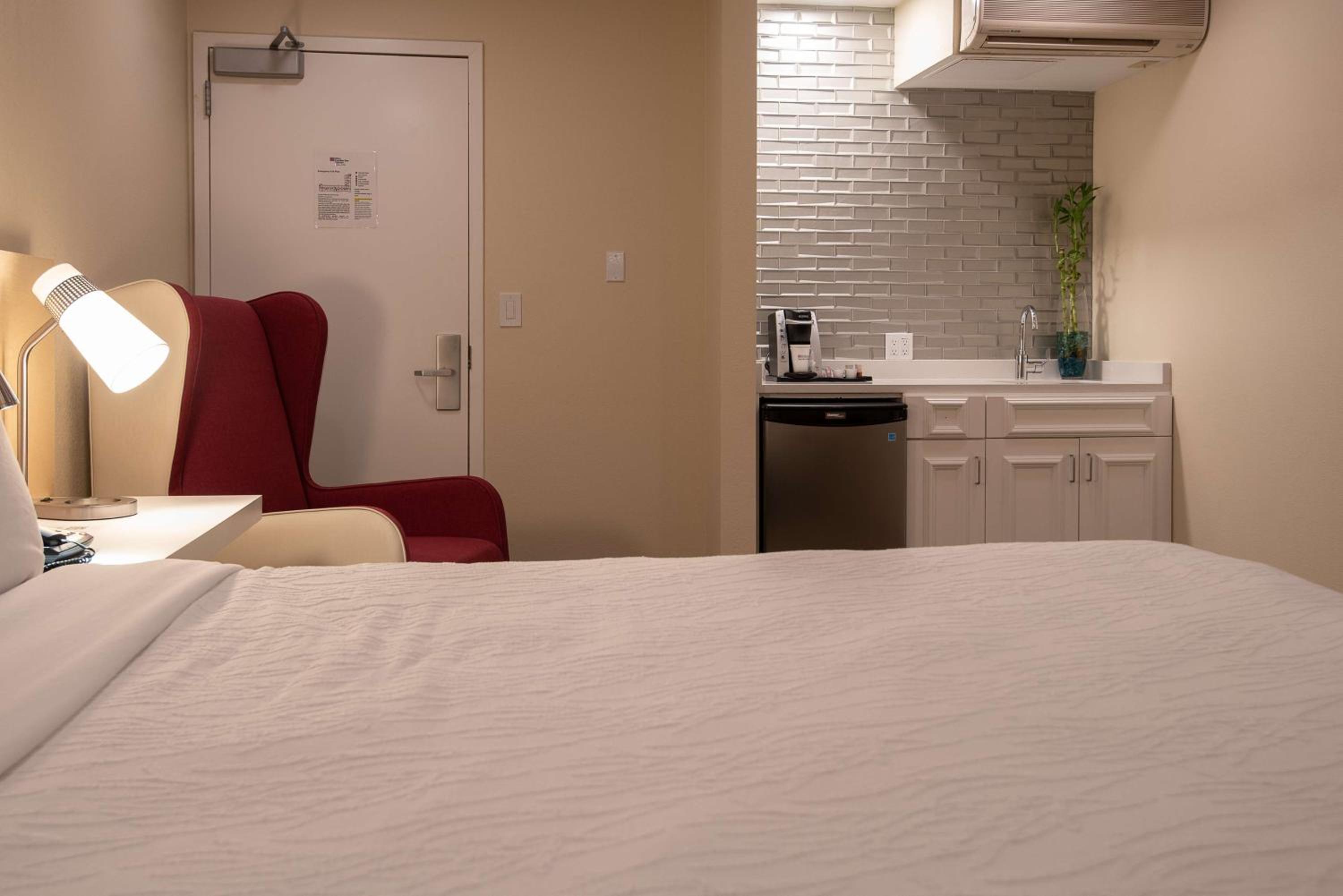 One-Bedroom King Suite - Photo 3