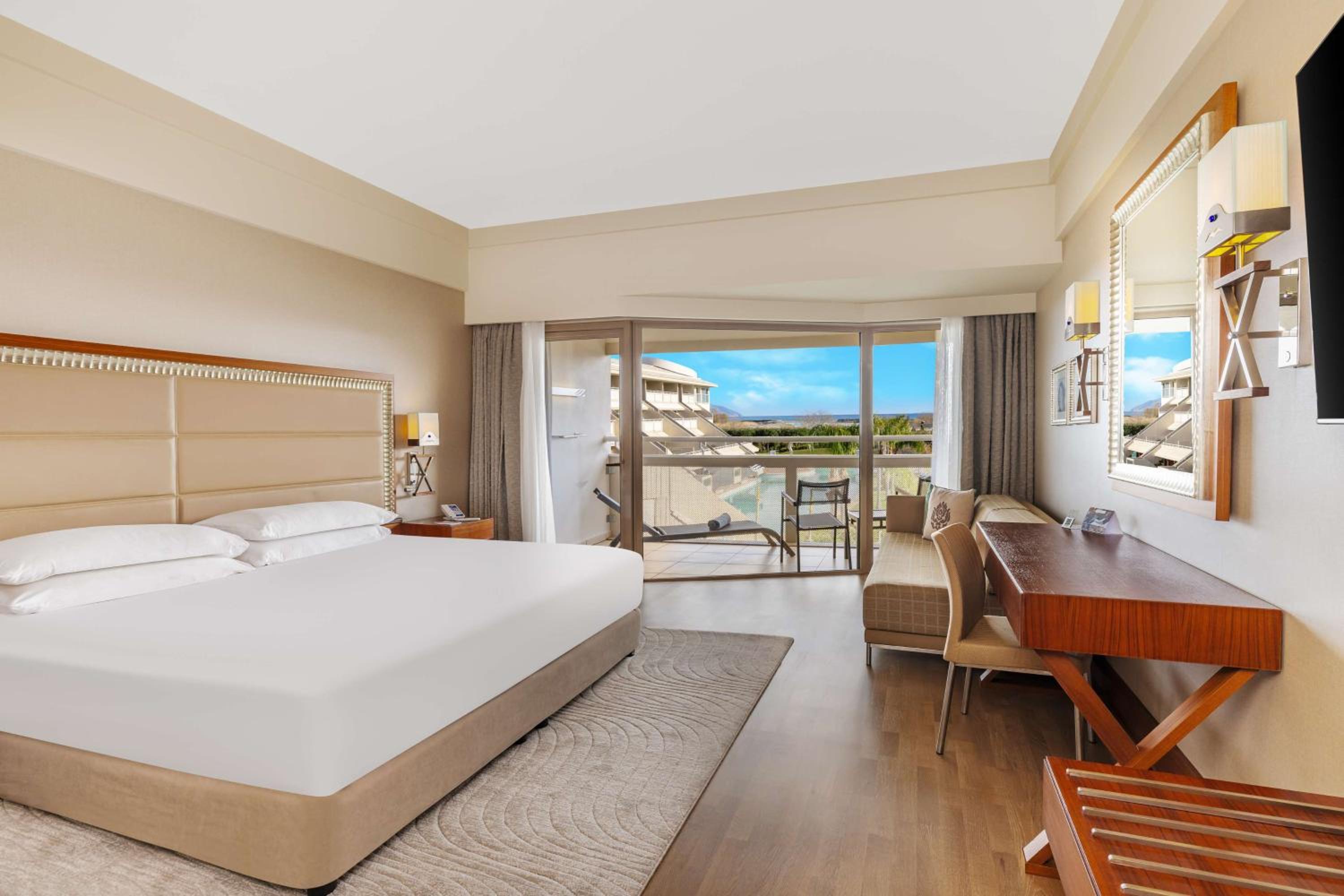 King Guest Room with Pool Access and Sea View