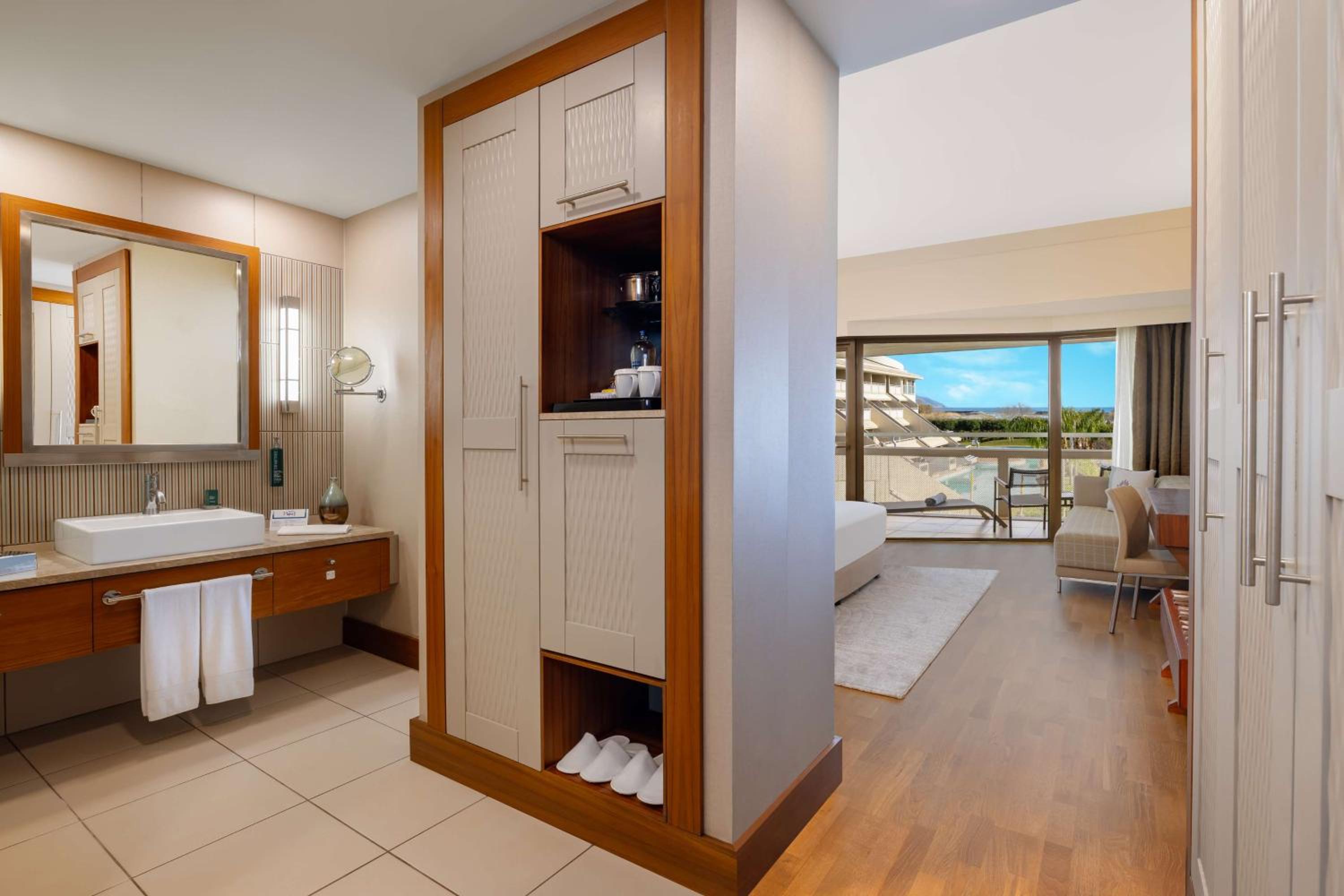 King Guest Room with Pool Access and Sea View thumbnail 6