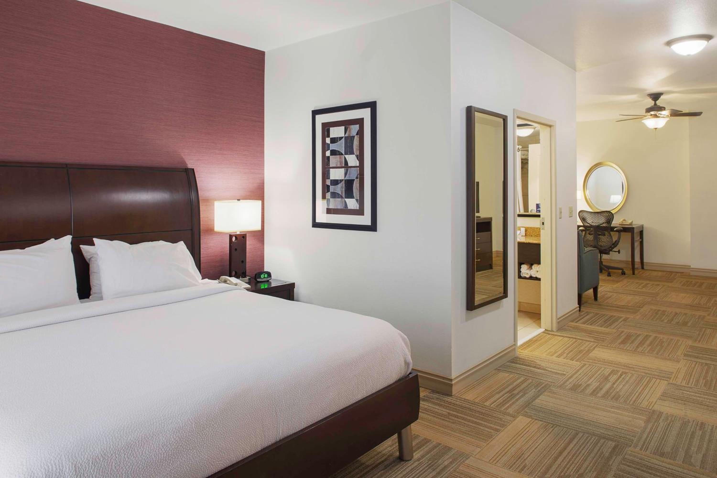 One-Bedroom King Suite - Photo 3