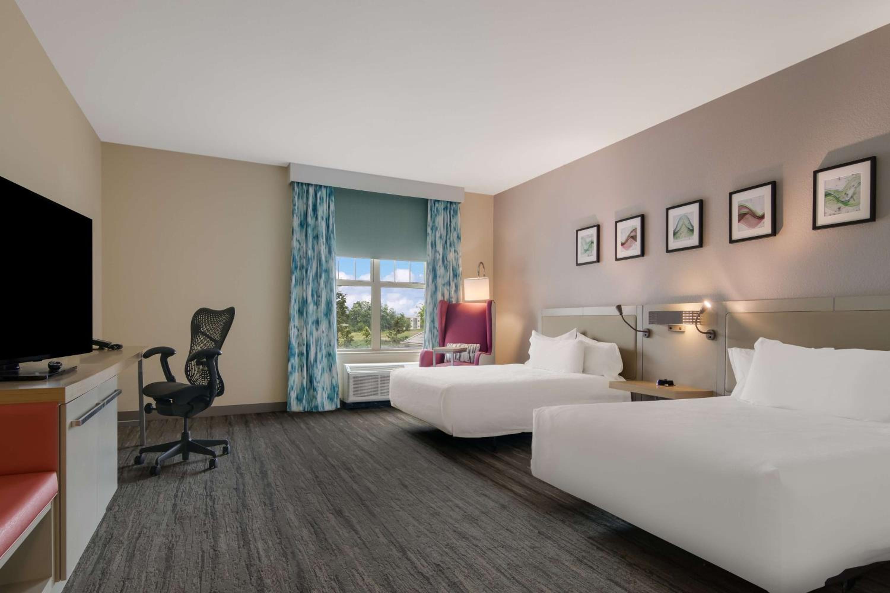 Queen Room with Two Queen Beds - Photo 5