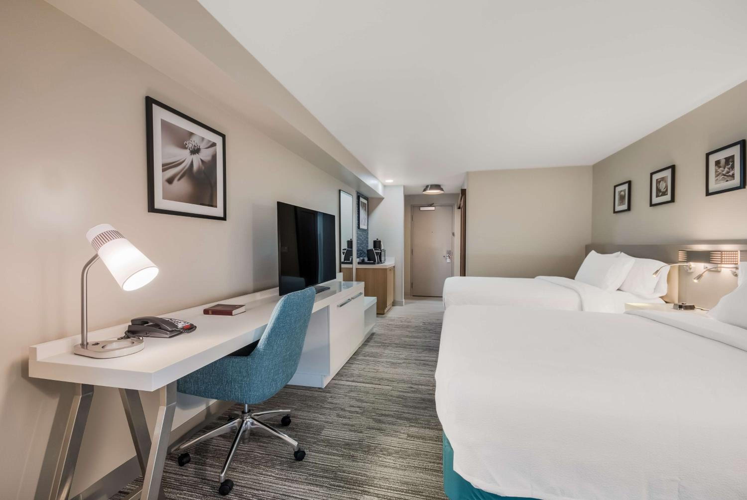 Standard Queen Room with Two Queen Beds - Photo 6