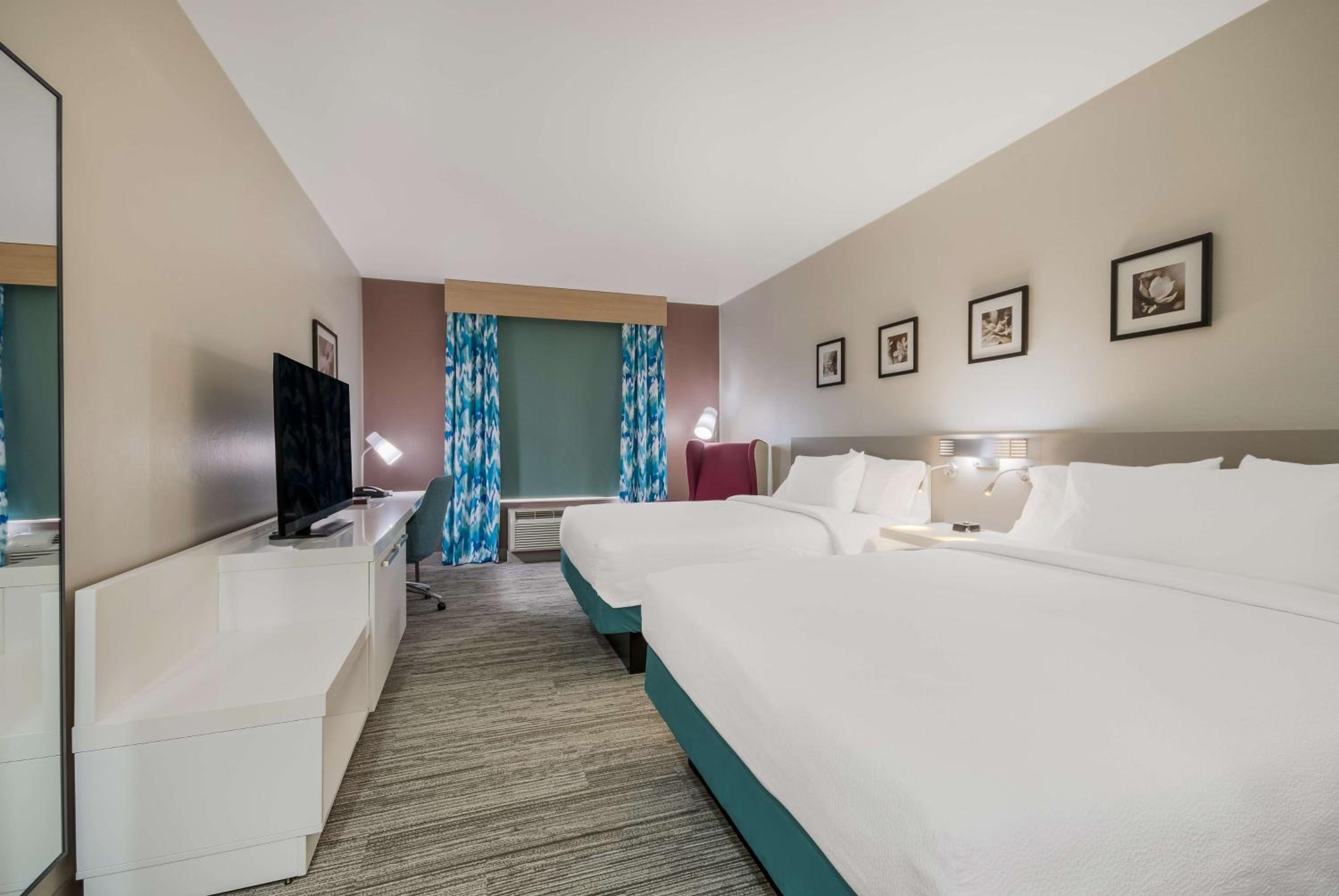 Premium Queen Room with Two Queen Beds - Photo 5